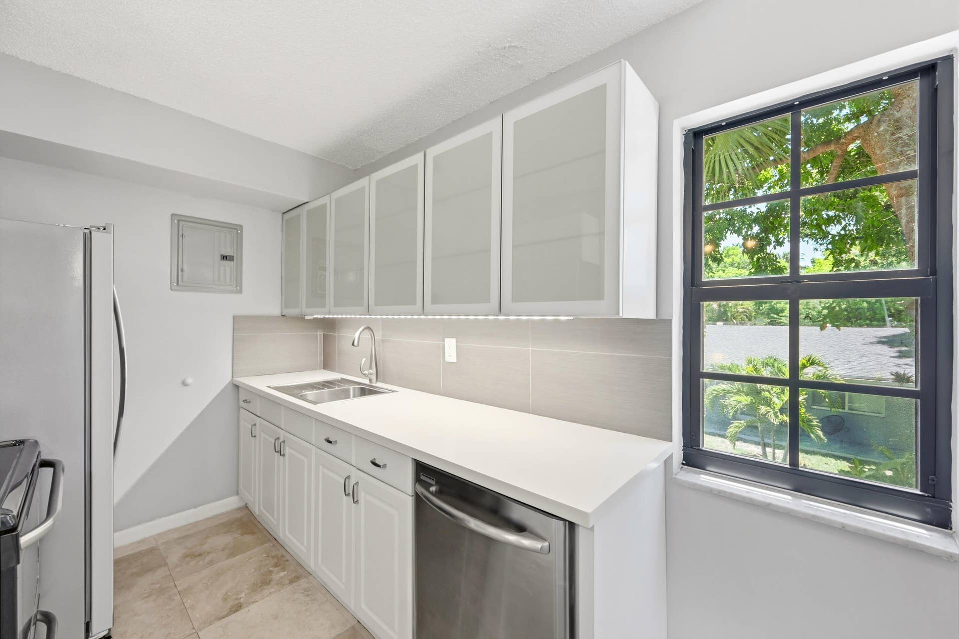 905 NE 28th Street, #206, Wilton Manors, FL 33334 Kitchen featuring stainless steel appliances and beautiful cabinetry.