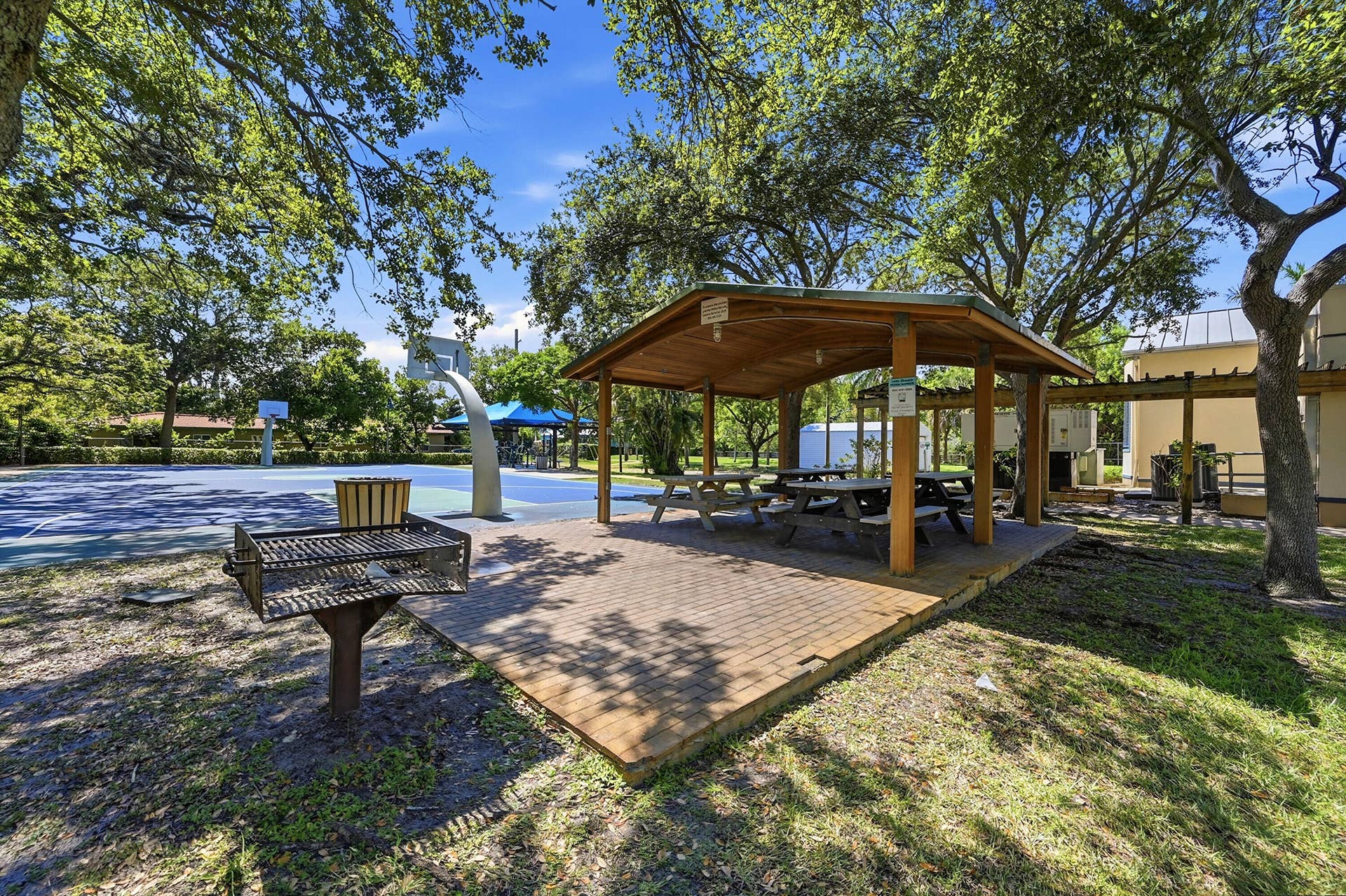 905 NE 28th Street, #206, Wilton Manors, FL 33334 Beautiful community green space perfect for walking, unwinding, and enjoying the Florida sunshine.
