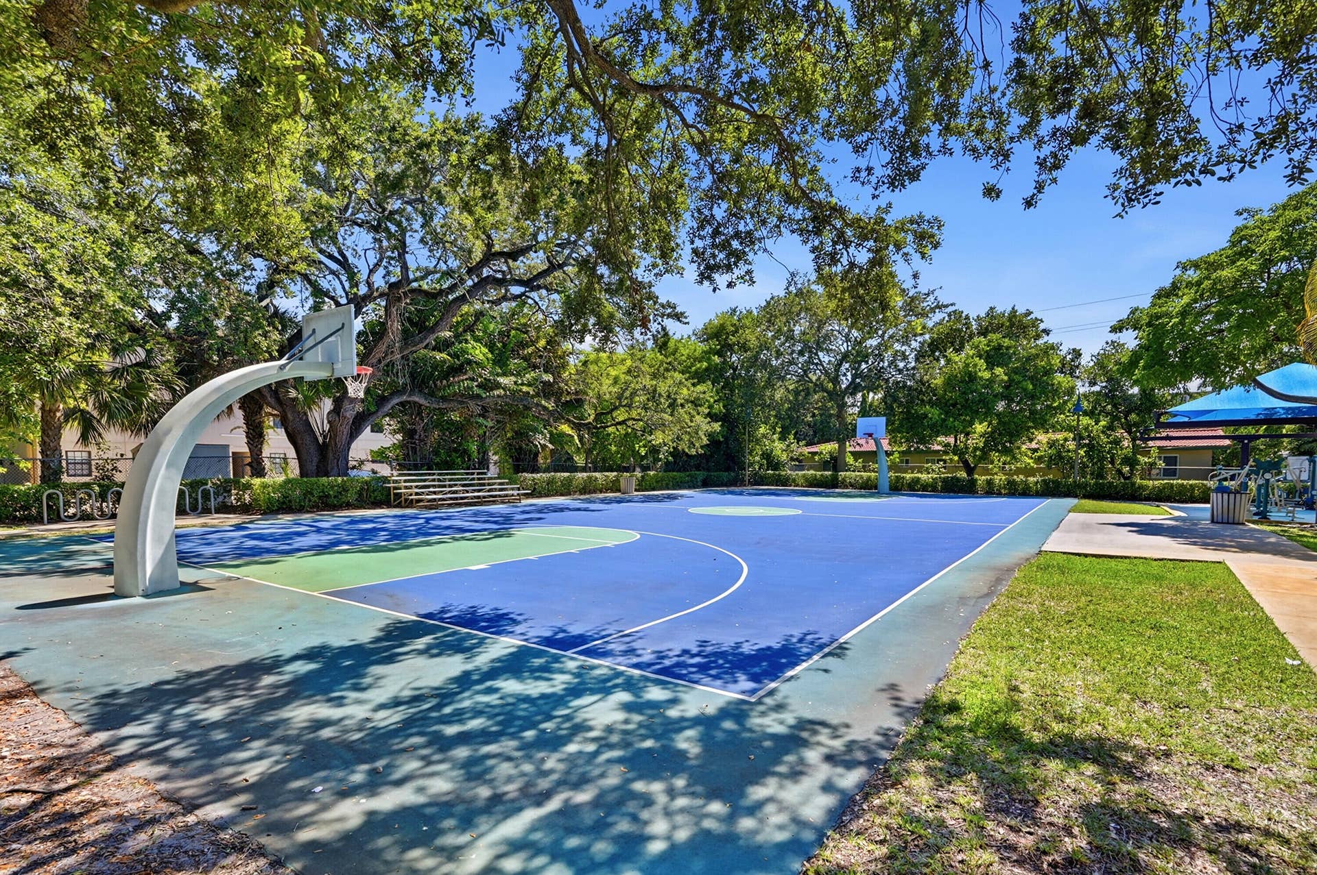 905 NE 28th Street, #206, Wilton Manors, FL 33334 Community basketball court providing a great space for recreation and staying active.