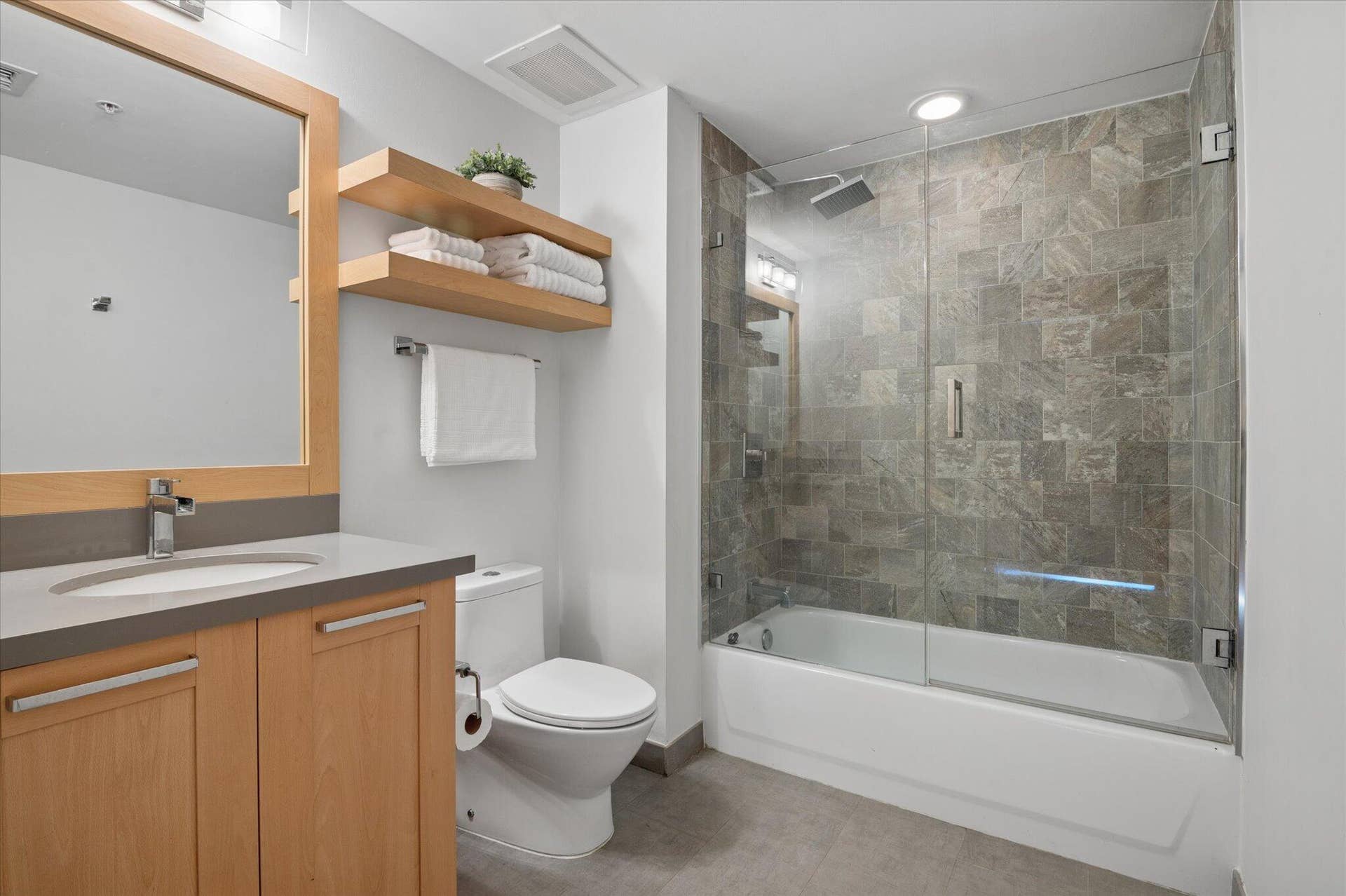 511 SE 5th Avenue, #2110, Fort Lauderdale, FL 33301 Guest Bathroom