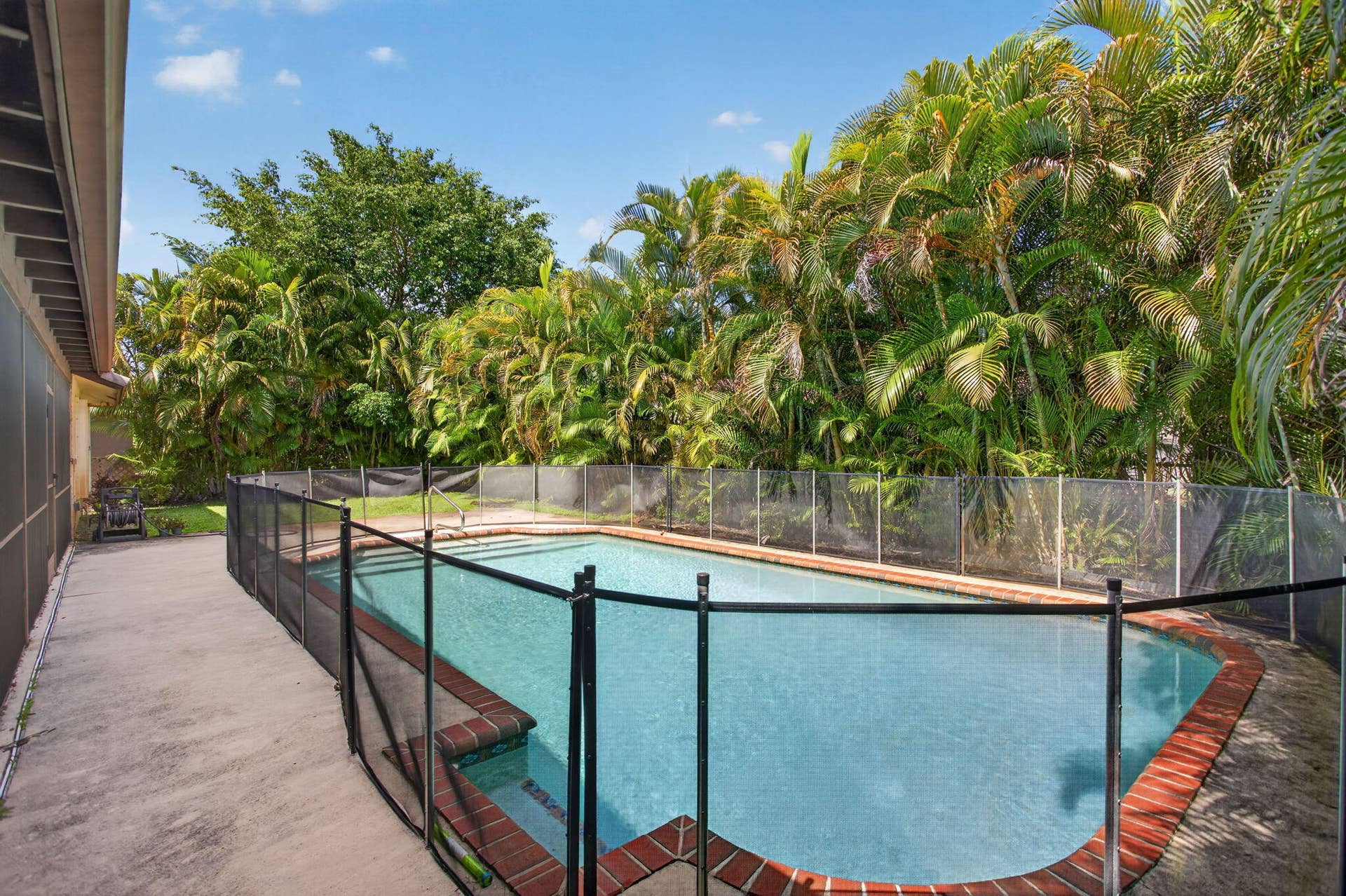 1311 NW 111th Way, Coral Springs, FL 33071 Privacy landscaping