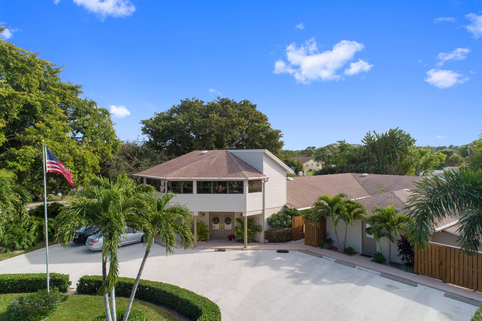 5 UNIT COMPLEX, STEPS TO INTRACOASTAL.