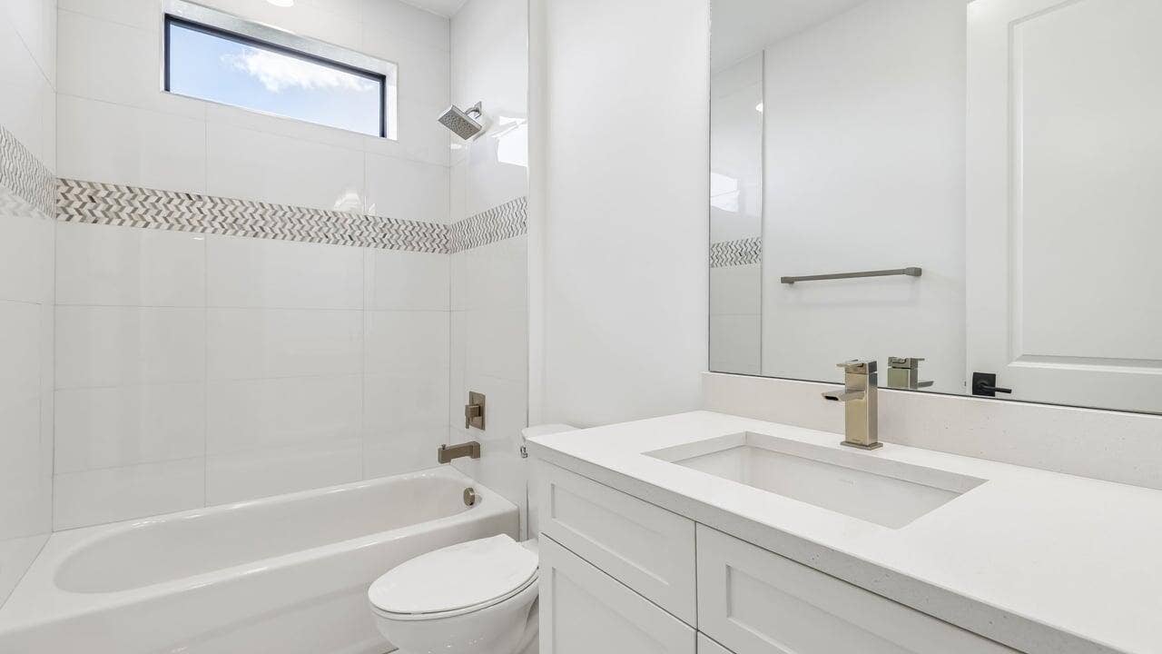 5633 Saint Armands Way, Westlake, FL 33470 Bath
