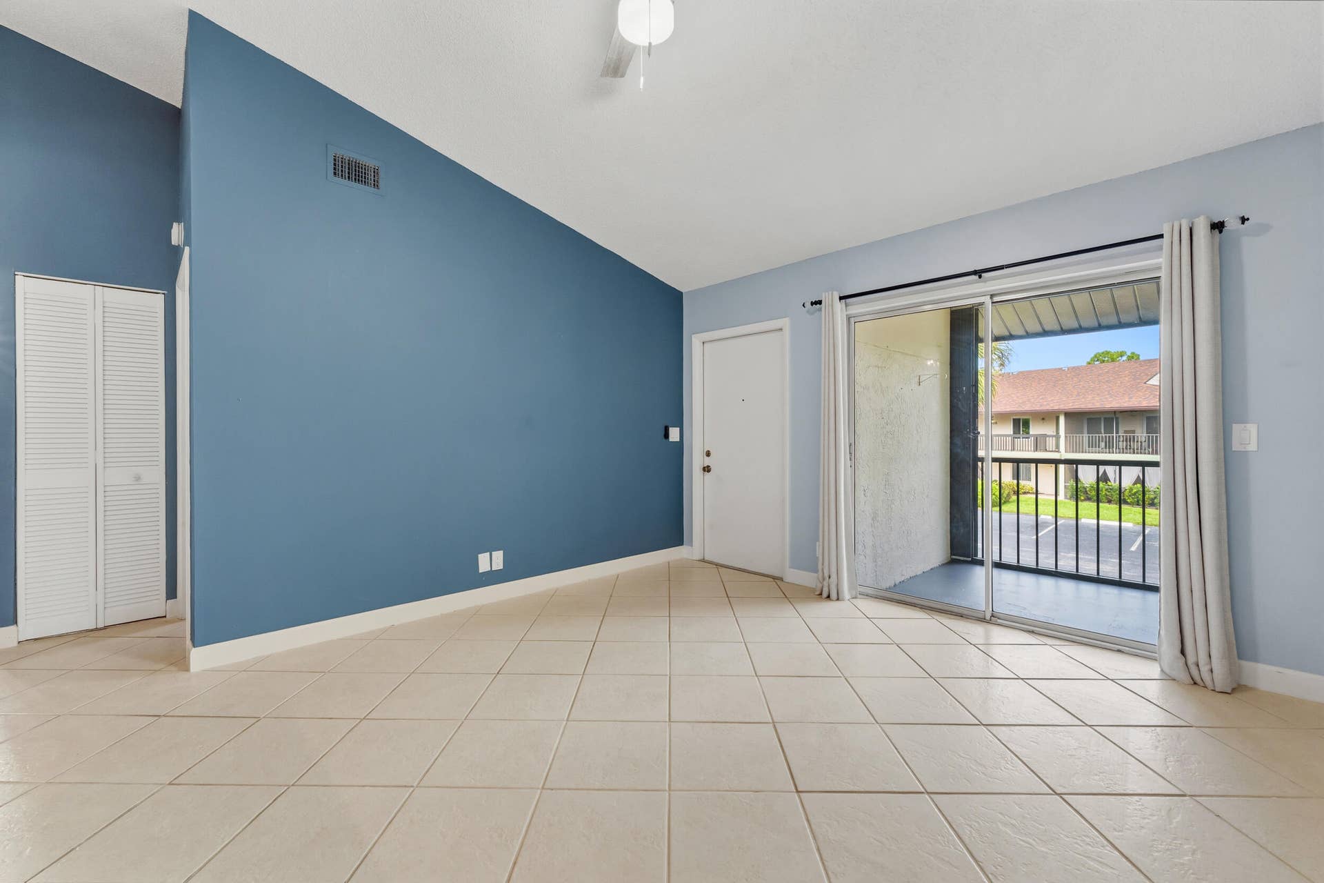 6314 Chasewood Drive, #E, Jupiter, FL 33458 Living area has a slider out to the screen balcony.