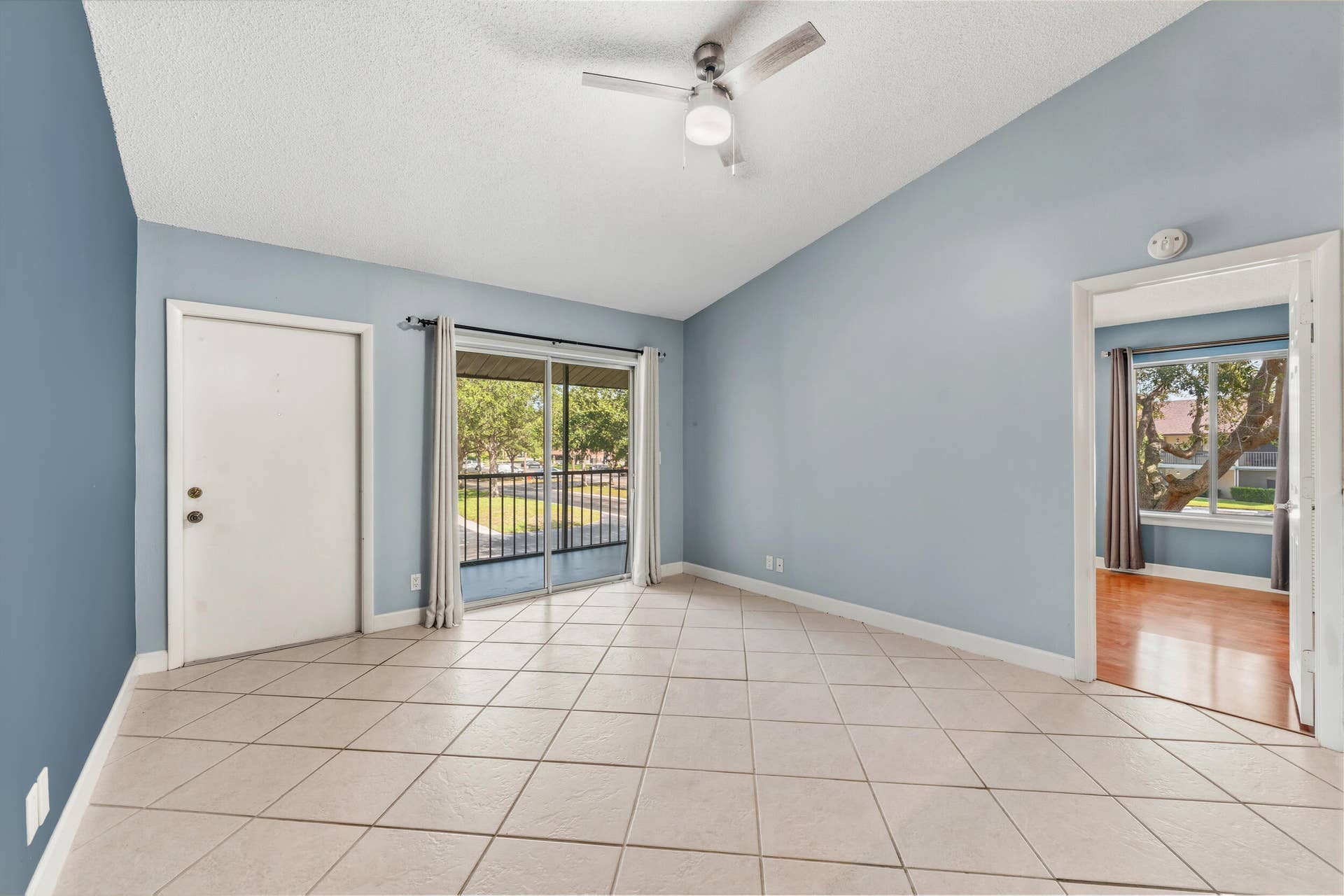 6314 Chasewood Drive, #E, Jupiter, FL 33458 Living area with a slider out to the screen balcony
