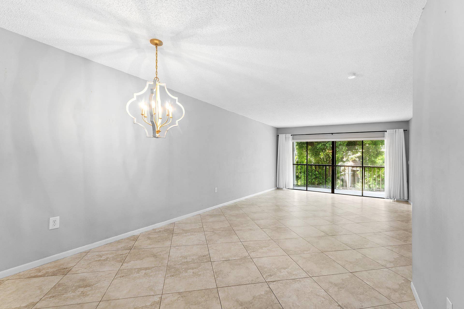 3605 S Ocean Boulevard, #229, South Palm Beach, FL 33480 Dining/Living
