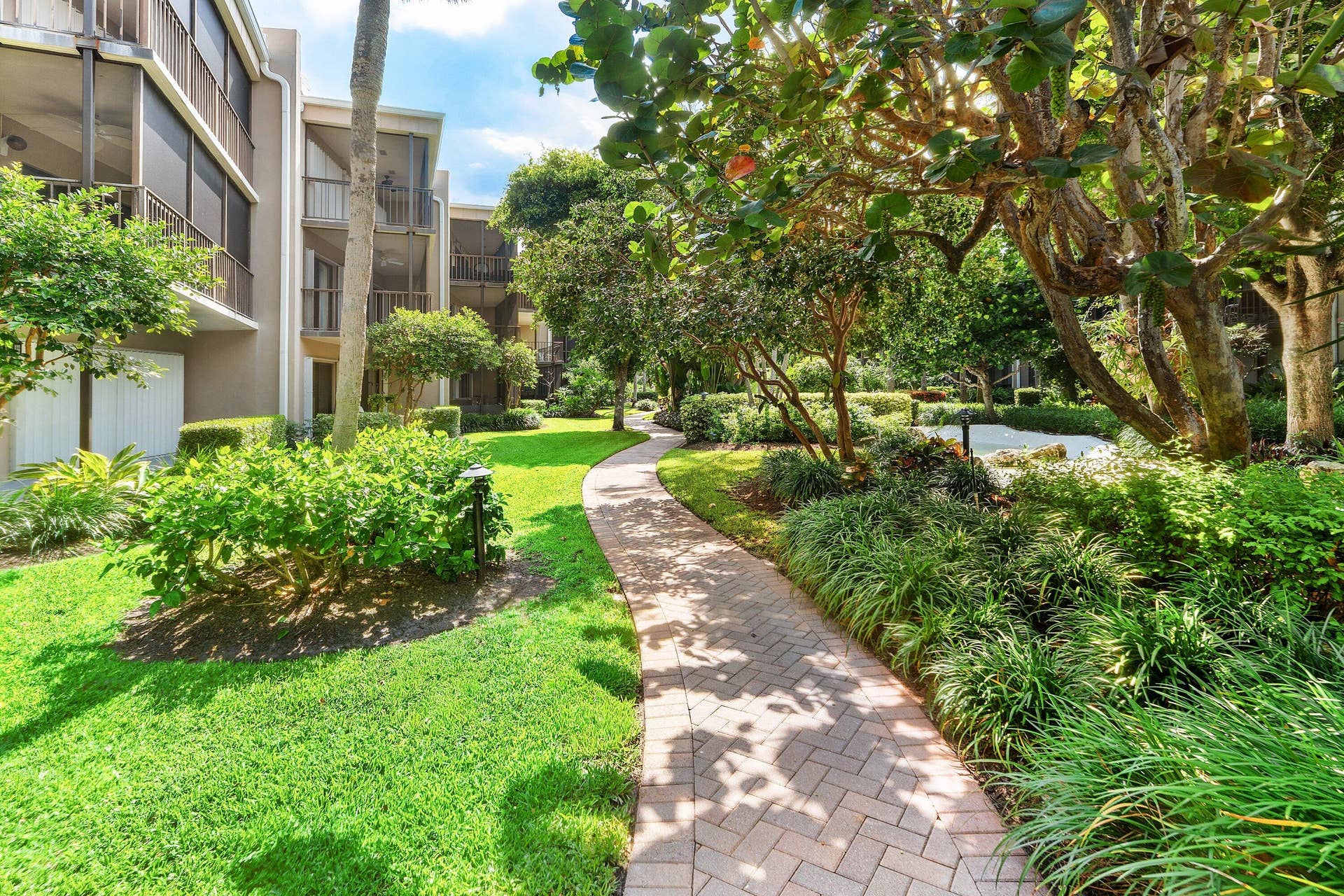 3605 S Ocean Boulevard, #229, South Palm Beach, FL 33480 Garden Walkway