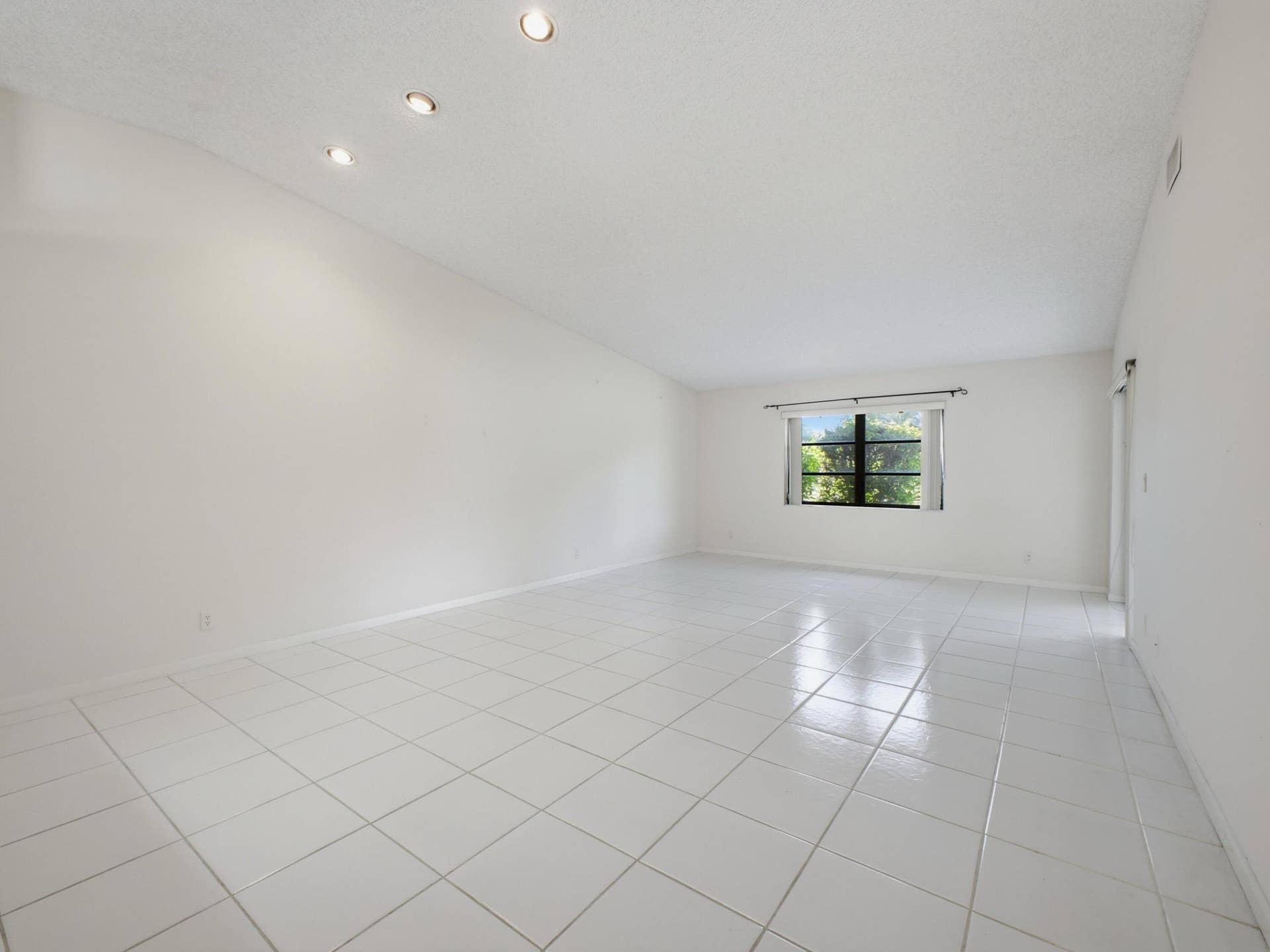 6200 Kings Gate Circle, Delray Beach, FL 33484 Dining to Living