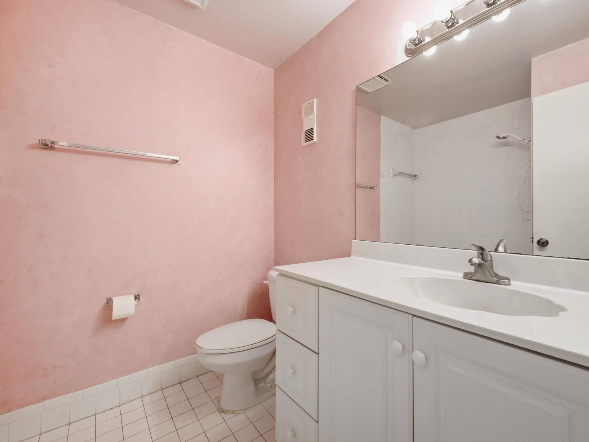 6200 Kings Gate Circle, Delray Beach, FL 33484 Guest Bathroom