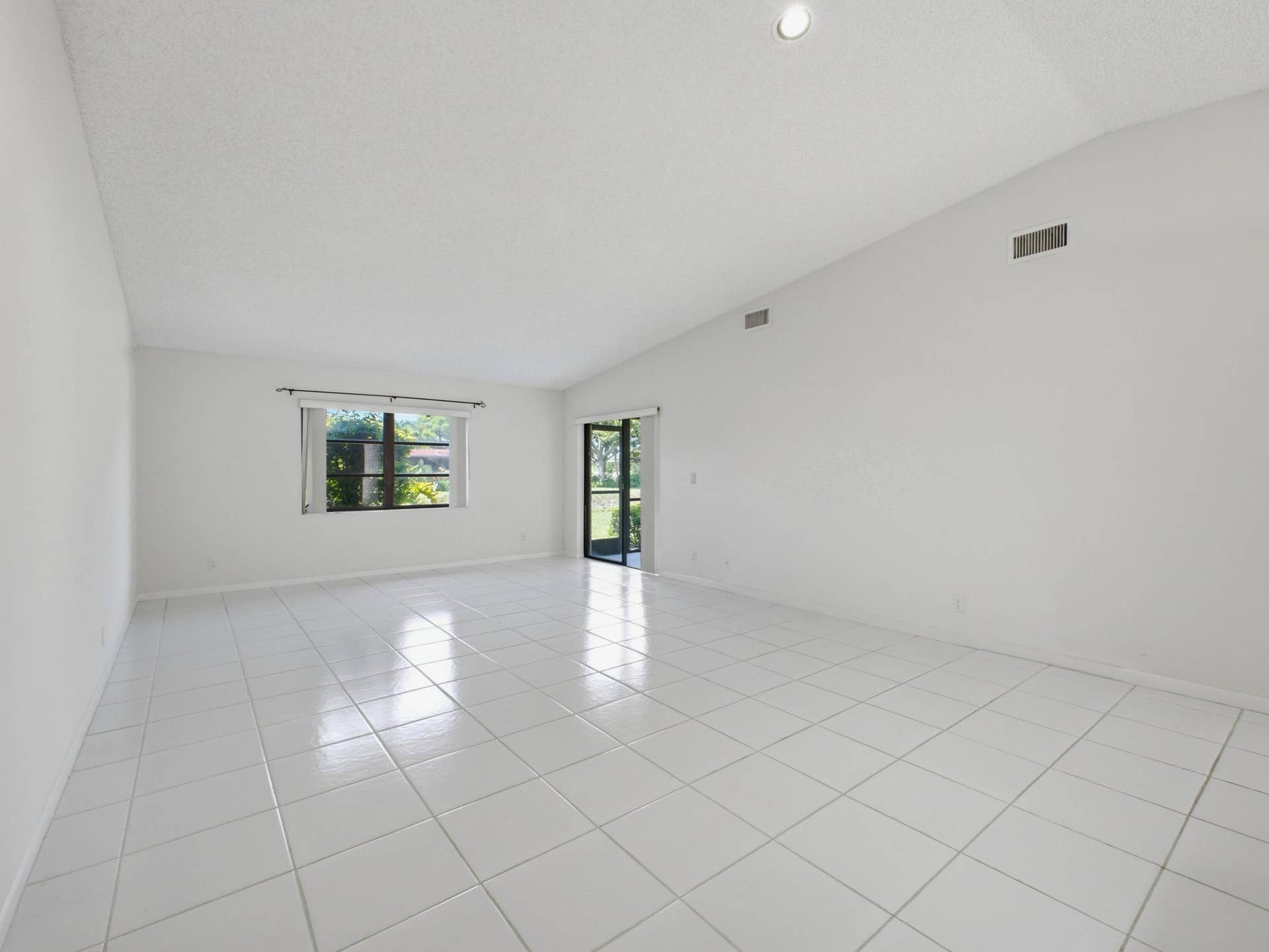 6200 Kings Gate Circle, Delray Beach, FL 33484 Dioning to Living Porch