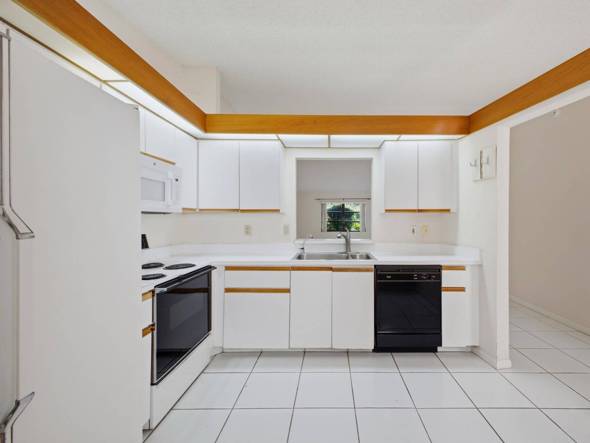 6200 Kings Gate Circle, Delray Beach, FL 33484 Kitchen 2