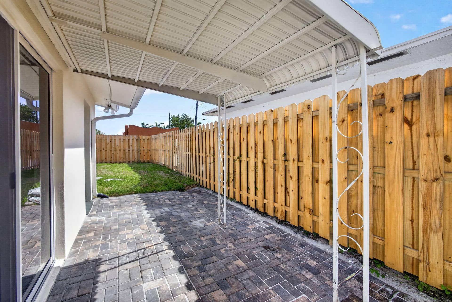 665 W 7th Street, Riviera Beach, FL 33404 BBQ out of the rain!