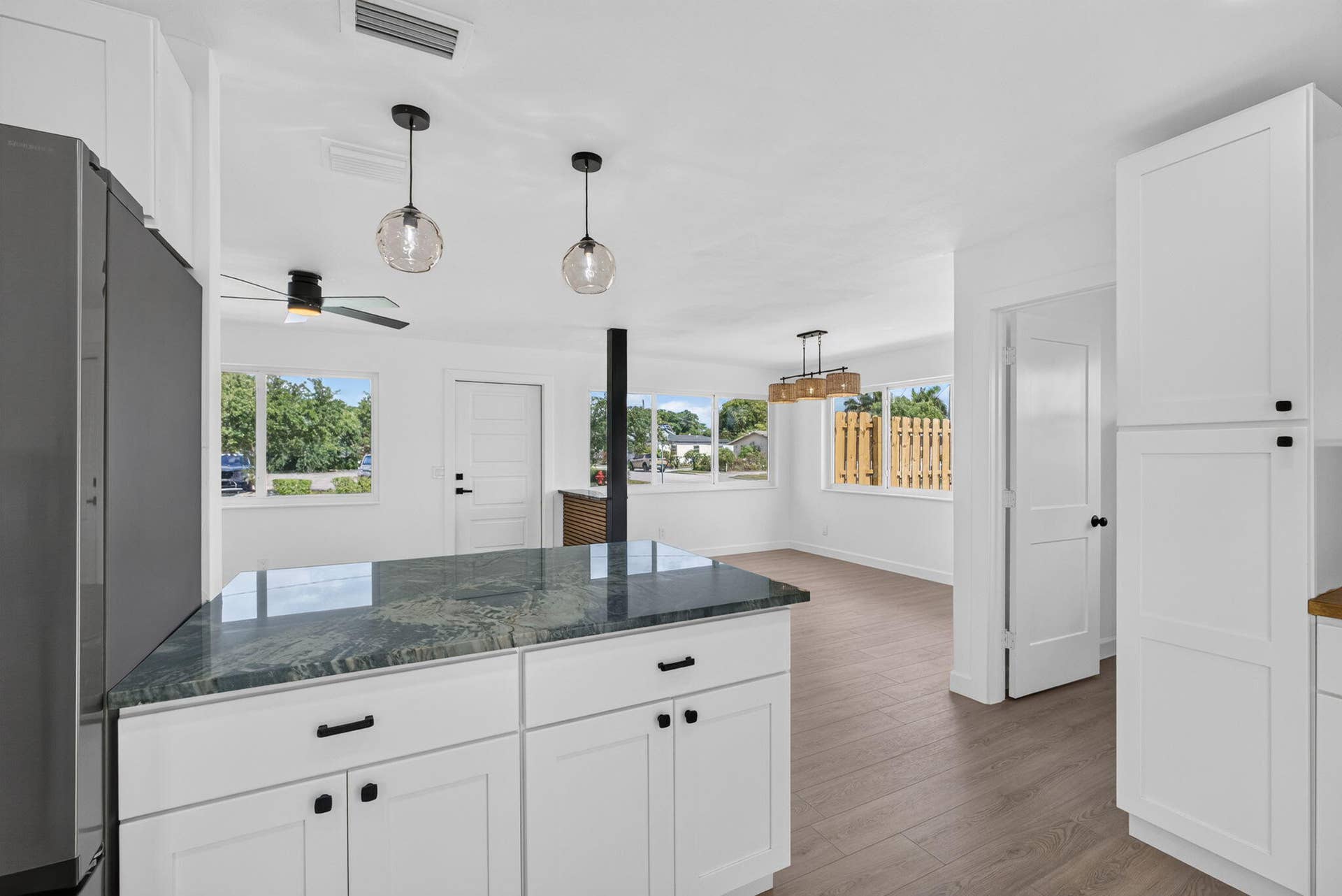 665 W 7th Street, Riviera Beach, FL 33404 Stunning Quartzite breakfast bar