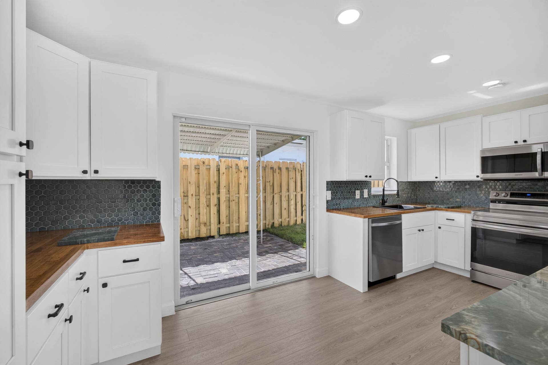 665 W 7th Street, Riviera Beach, FL 33404 Eat in kitchen & access to covered patio