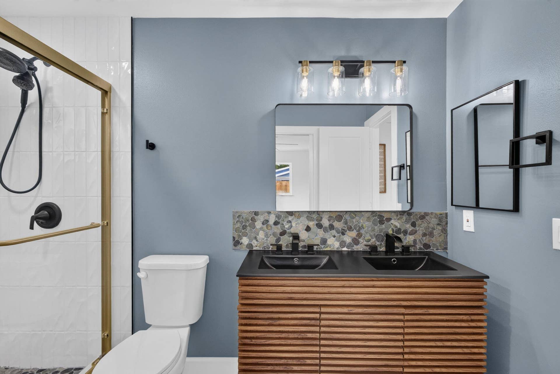 665 W 7th Street, Riviera Beach, FL 33404 Double sinks