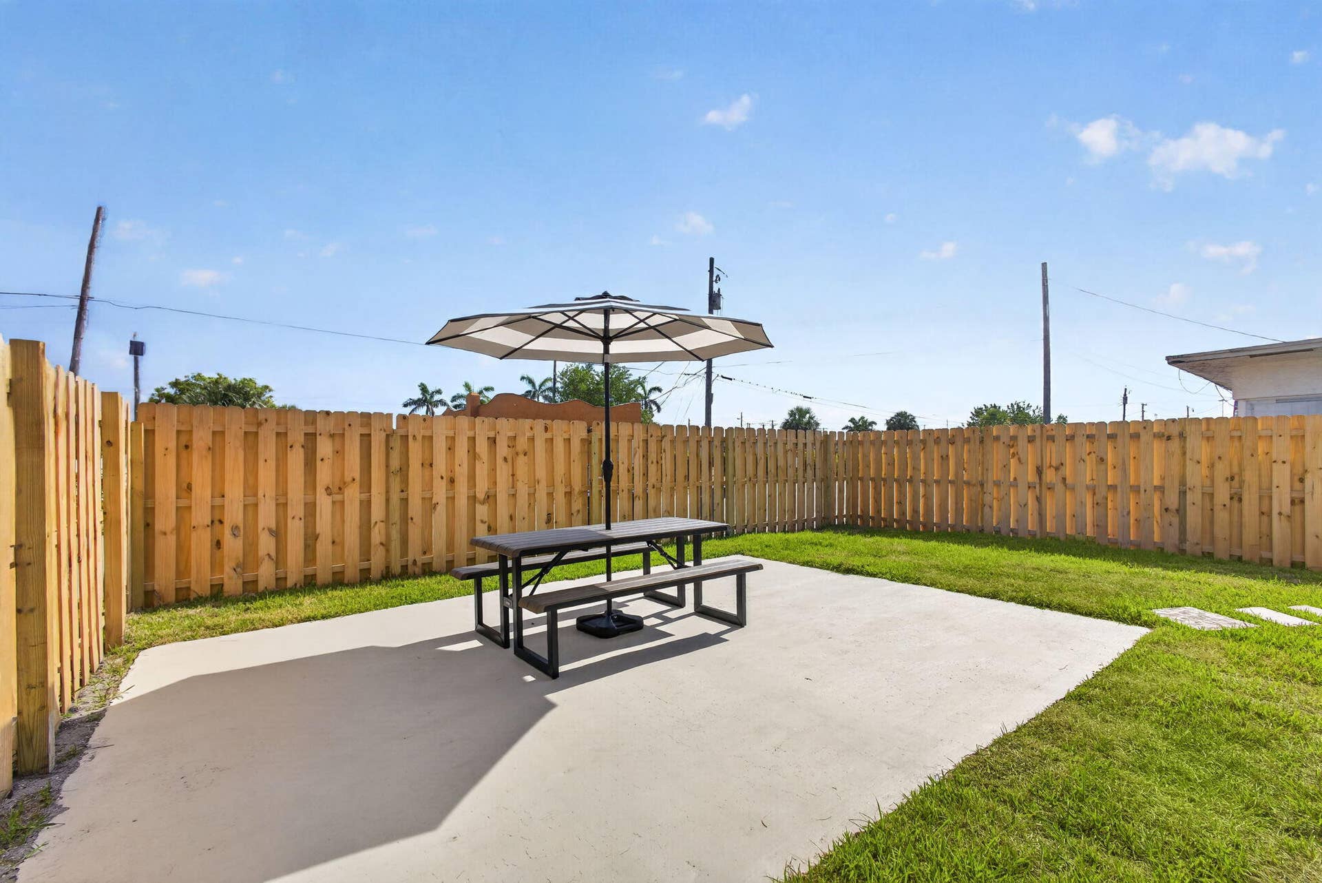 665 W 7th Street, Riviera Beach, FL 33404 Fully fenced yard for pets/kids