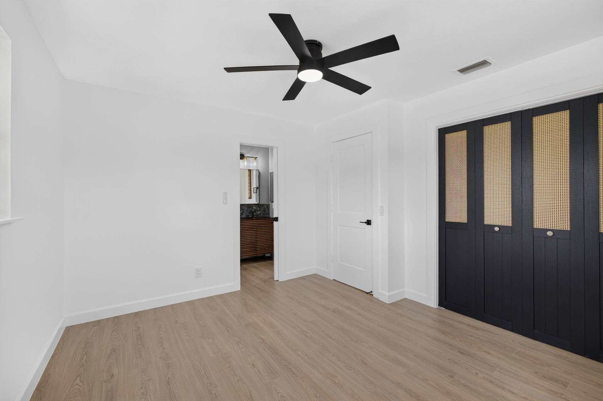665 W 7th Street, Riviera Beach, FL 33404 Primary pocket access to bath