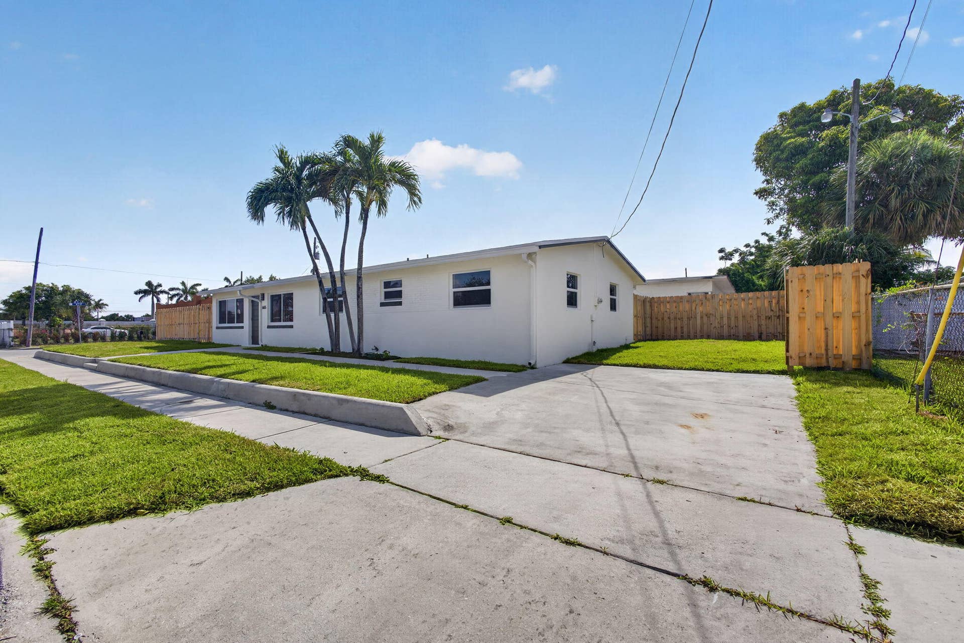 665 W 7th Street, Riviera Beach, FL 33404 Driveway