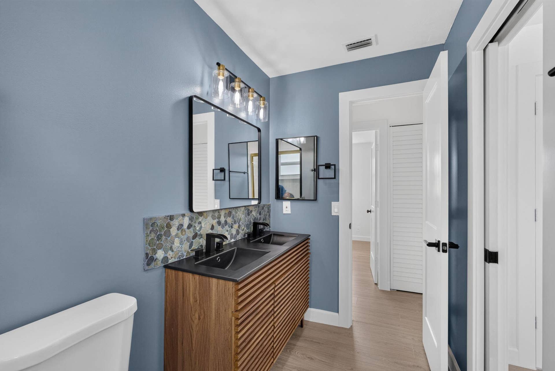 665 W 7th Street, Riviera Beach, FL 33404 Hallway access to bath 1