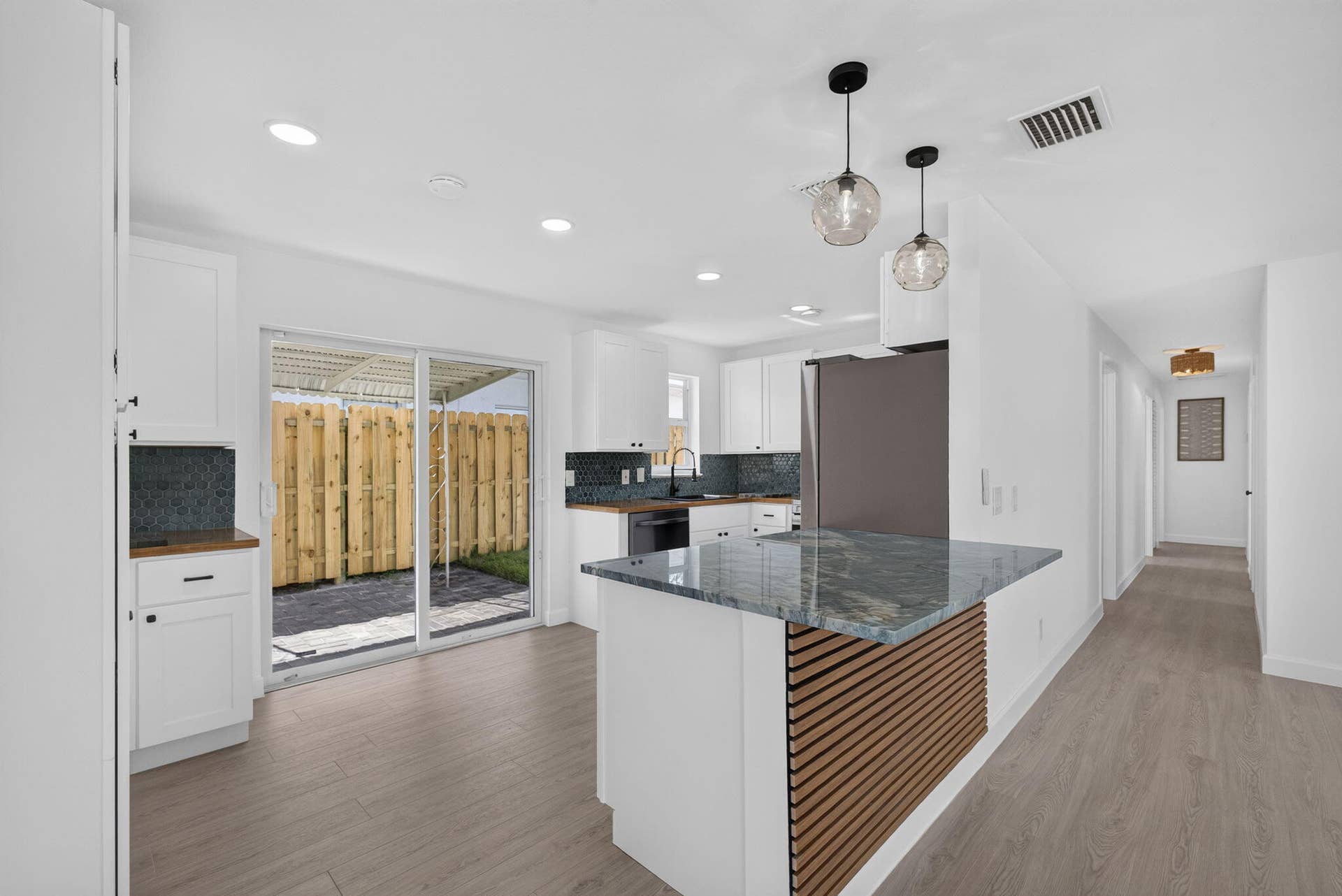 665 W 7th Street, Riviera Beach, FL 33404 Stunning Quartzite breakfast bar