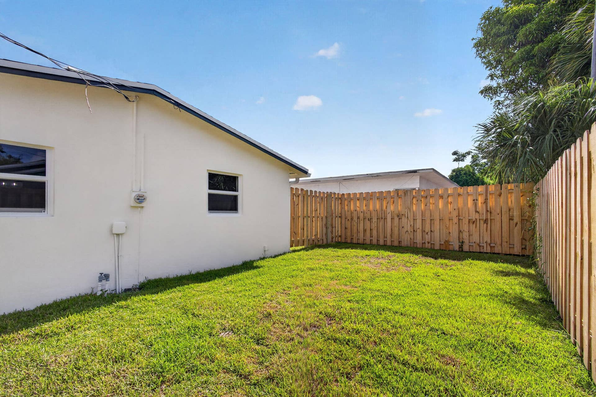 665 W 7th Street, Riviera Beach, FL 33404 South side yard