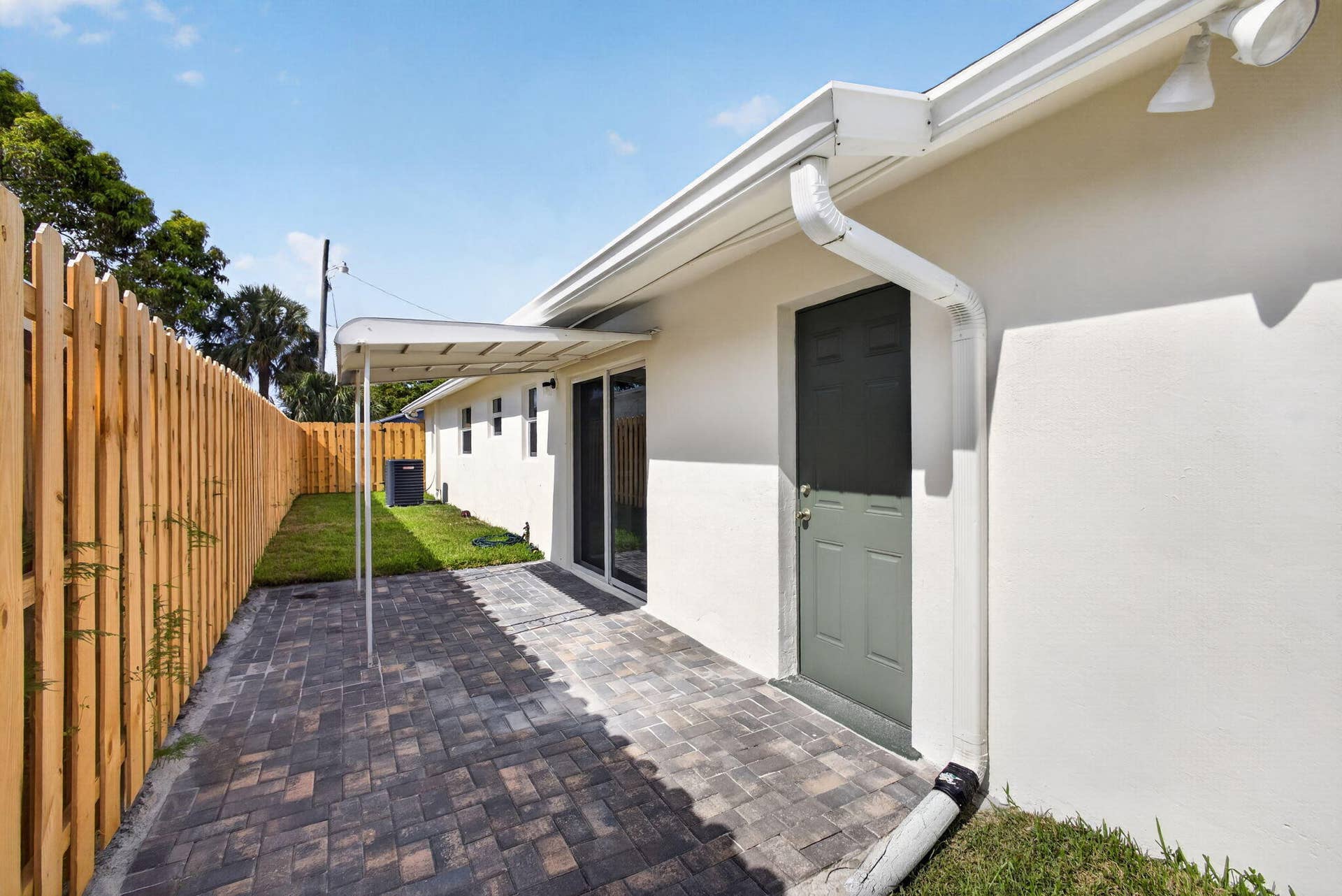 665 W 7th Street, Riviera Beach, FL 33404 Covered paver brick patio