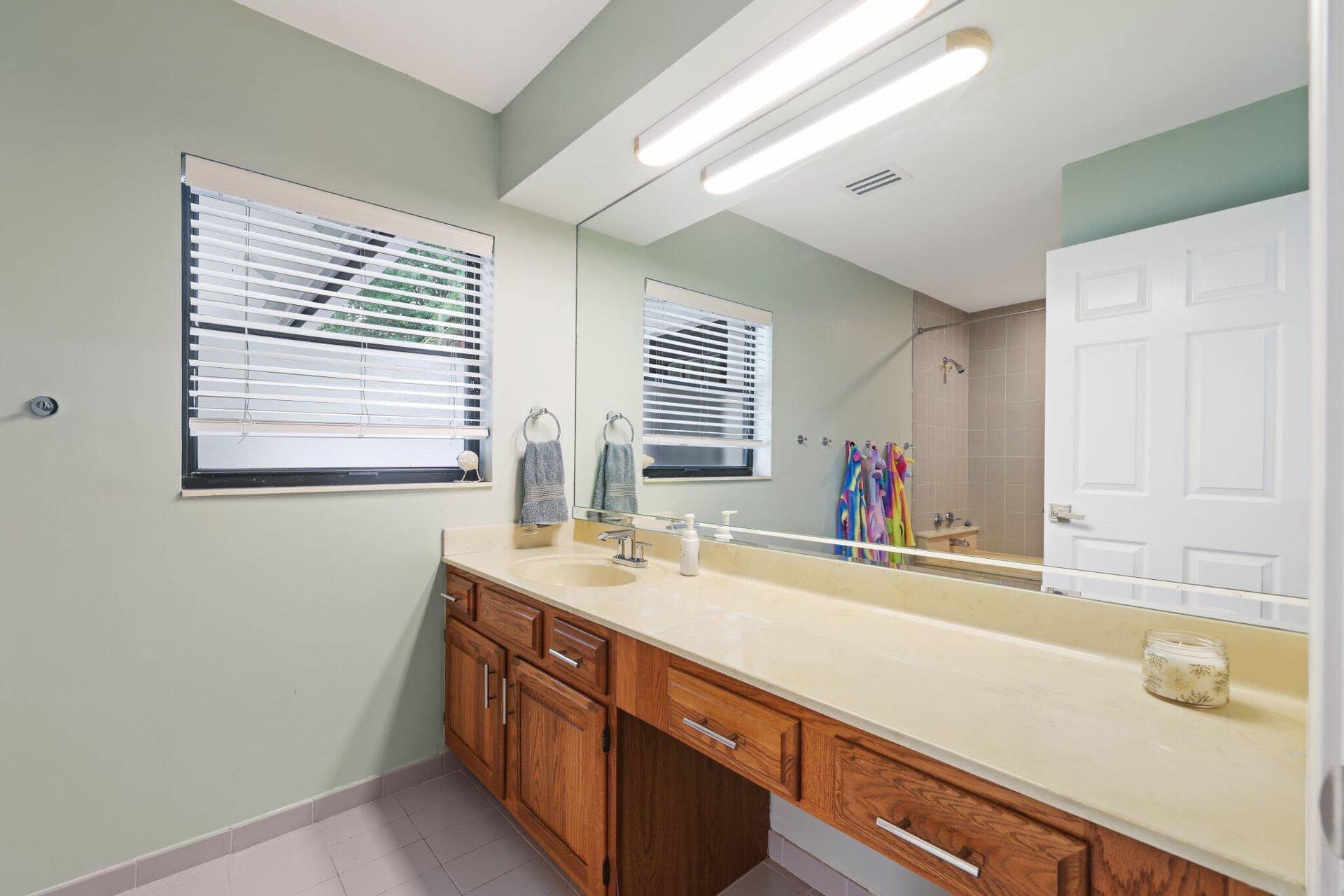 Full bathroom #2