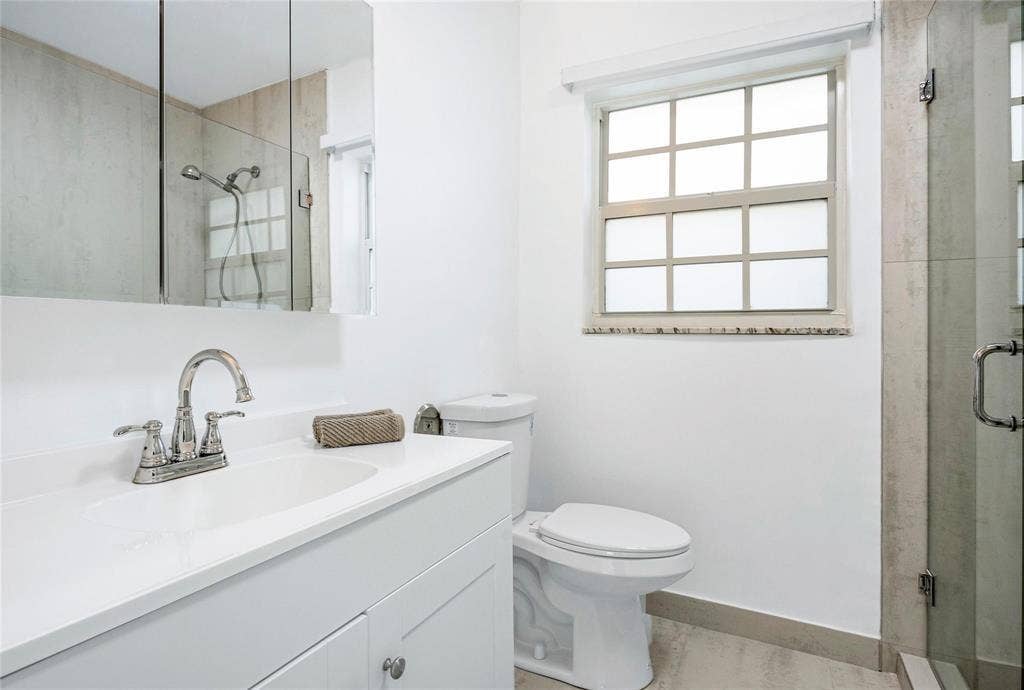 1940 Harbourview Drive, Fort Lauderdale, FL 33316 Guest Bathroom