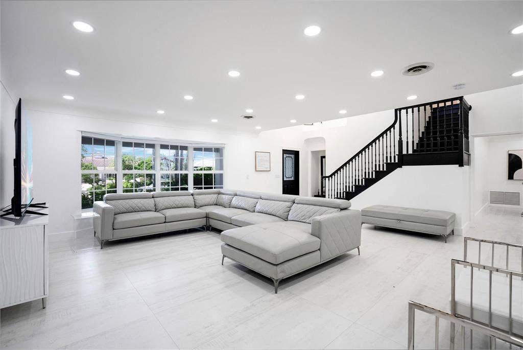 1940 Harbourview Drive, Fort Lauderdale, FL 33316 Living Room