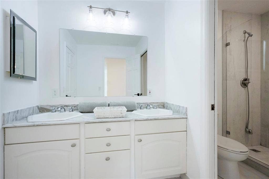 1940 Harbourview Drive, Fort Lauderdale, FL 33316 Up Stair Guest Bathroom