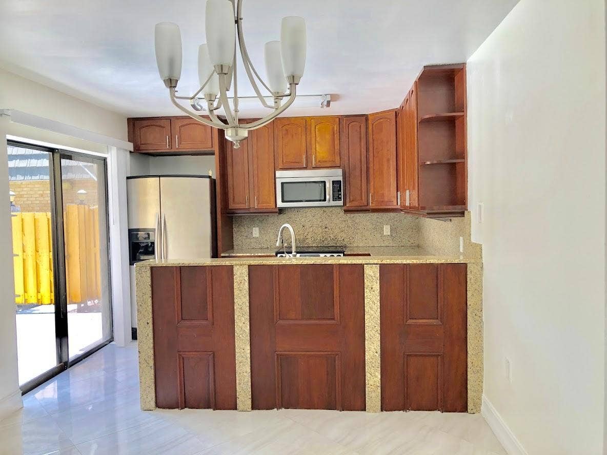 910 9th Way, West Palm Beach, FL 33407 Kitchen