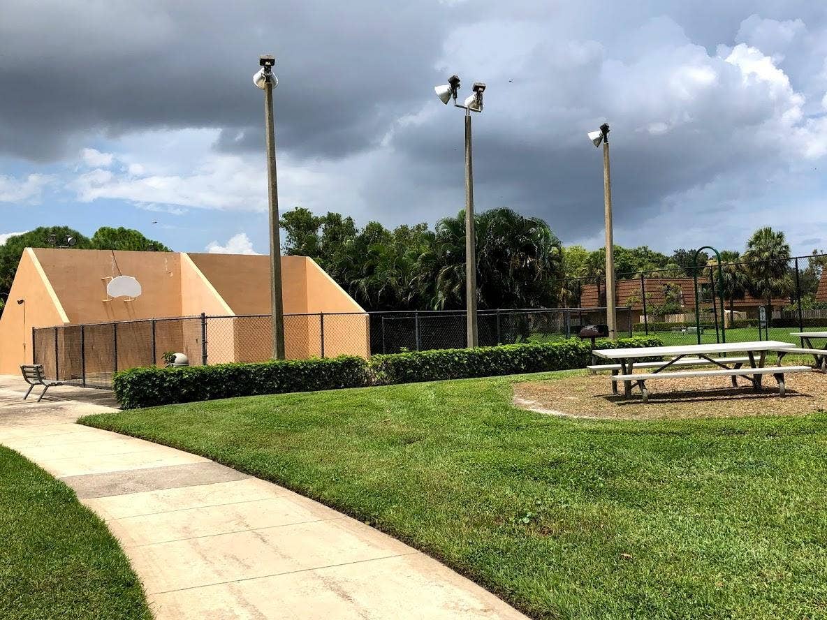 910 9th Way, West Palm Beach, FL 33407 Racquetball Courts