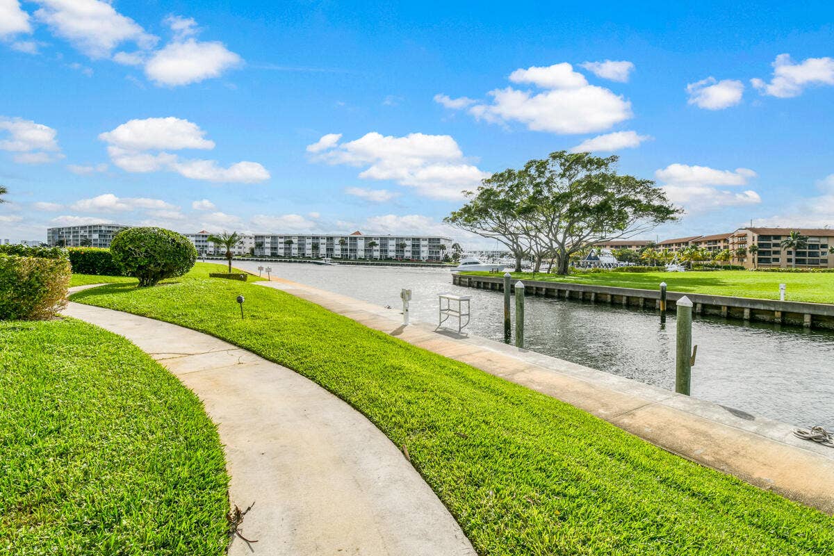 1117 Marine Way E, #K2l, North Palm Beach, FL 33408 Waterway sidewalk in back