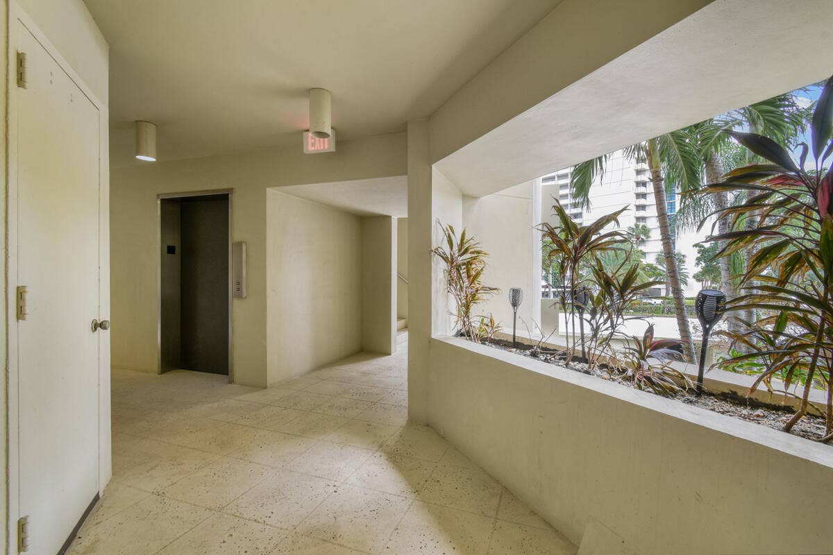 1117 Marine Way E, #K2l, North Palm Beach, FL 33408 Entry walk-up to elevator