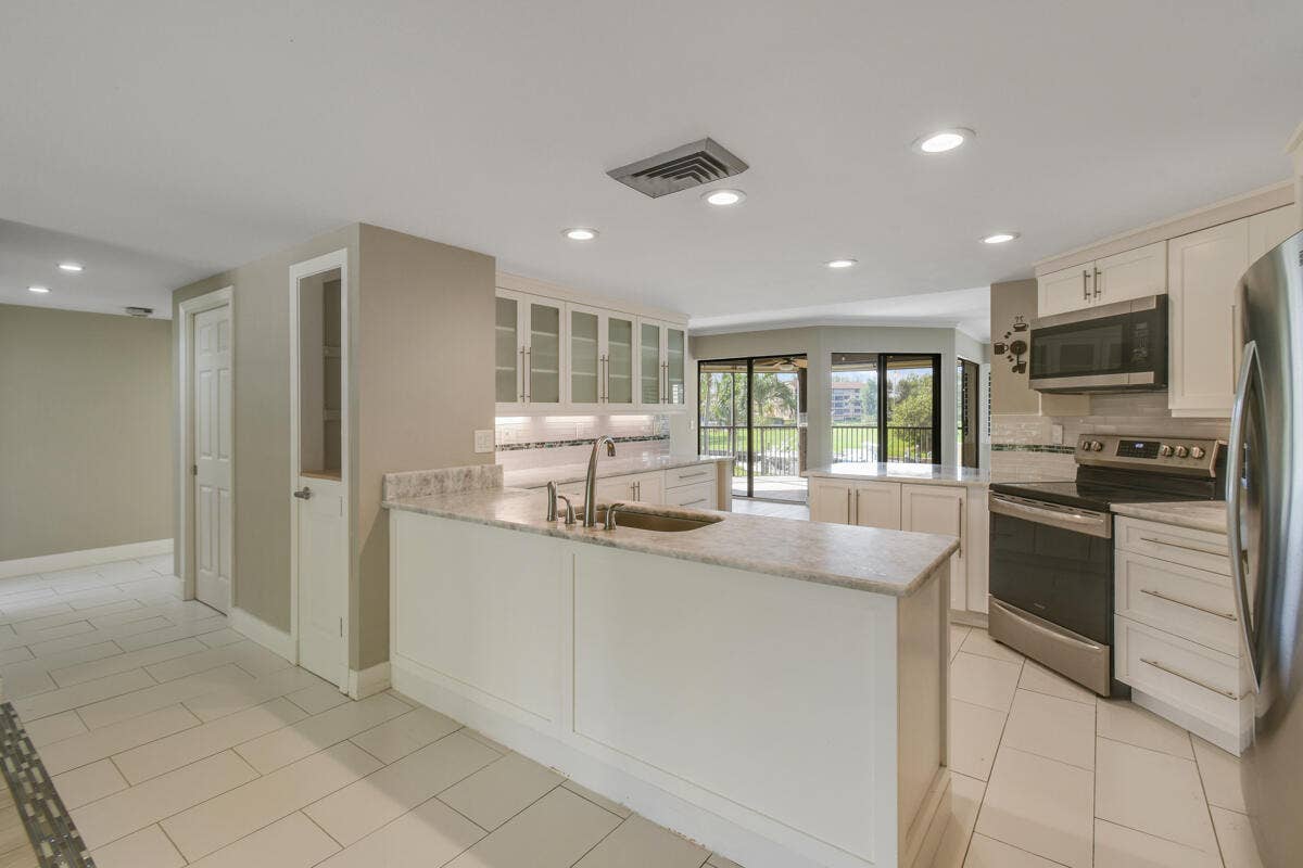 1117 Marine Way E, #K2l, North Palm Beach, FL 33408 Kitchen to Laundry