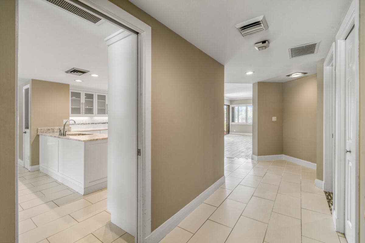 1117 Marine Way E, #K2l, North Palm Beach, FL 33408 Entry to Kitchen-Hallway