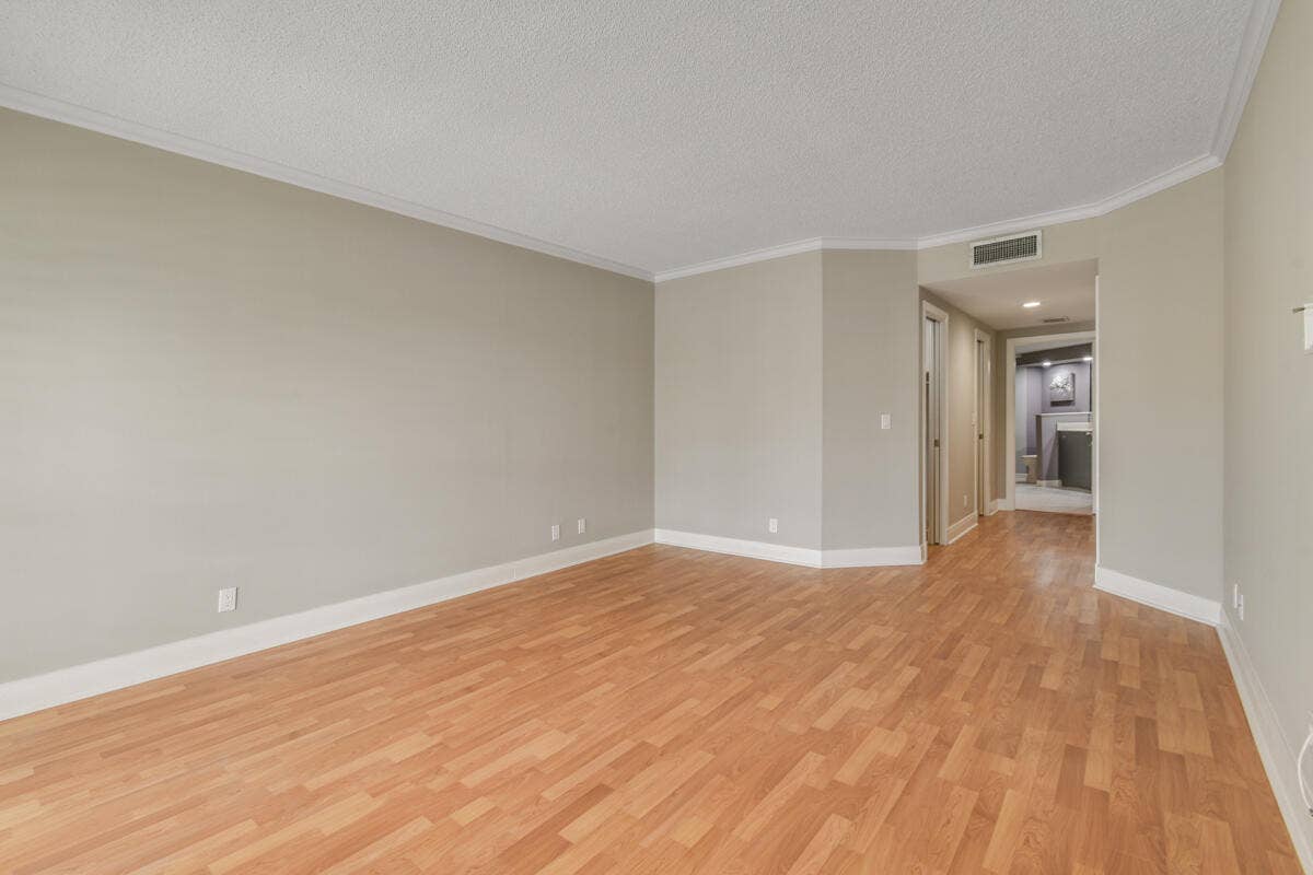 1117 Marine Way E, #K2l, North Palm Beach, FL 33408 Master to entry hallway