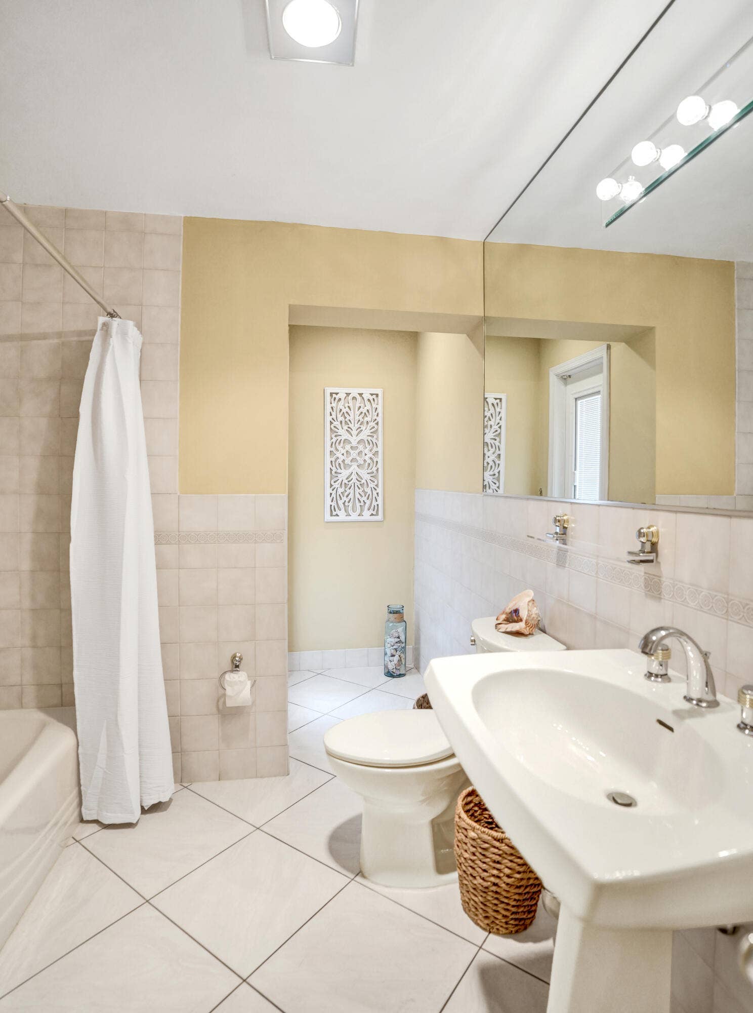 4240 NE 28th Avenue, Fort Lauderdale, FL 33308 Large guest bath also serves as cabana bath