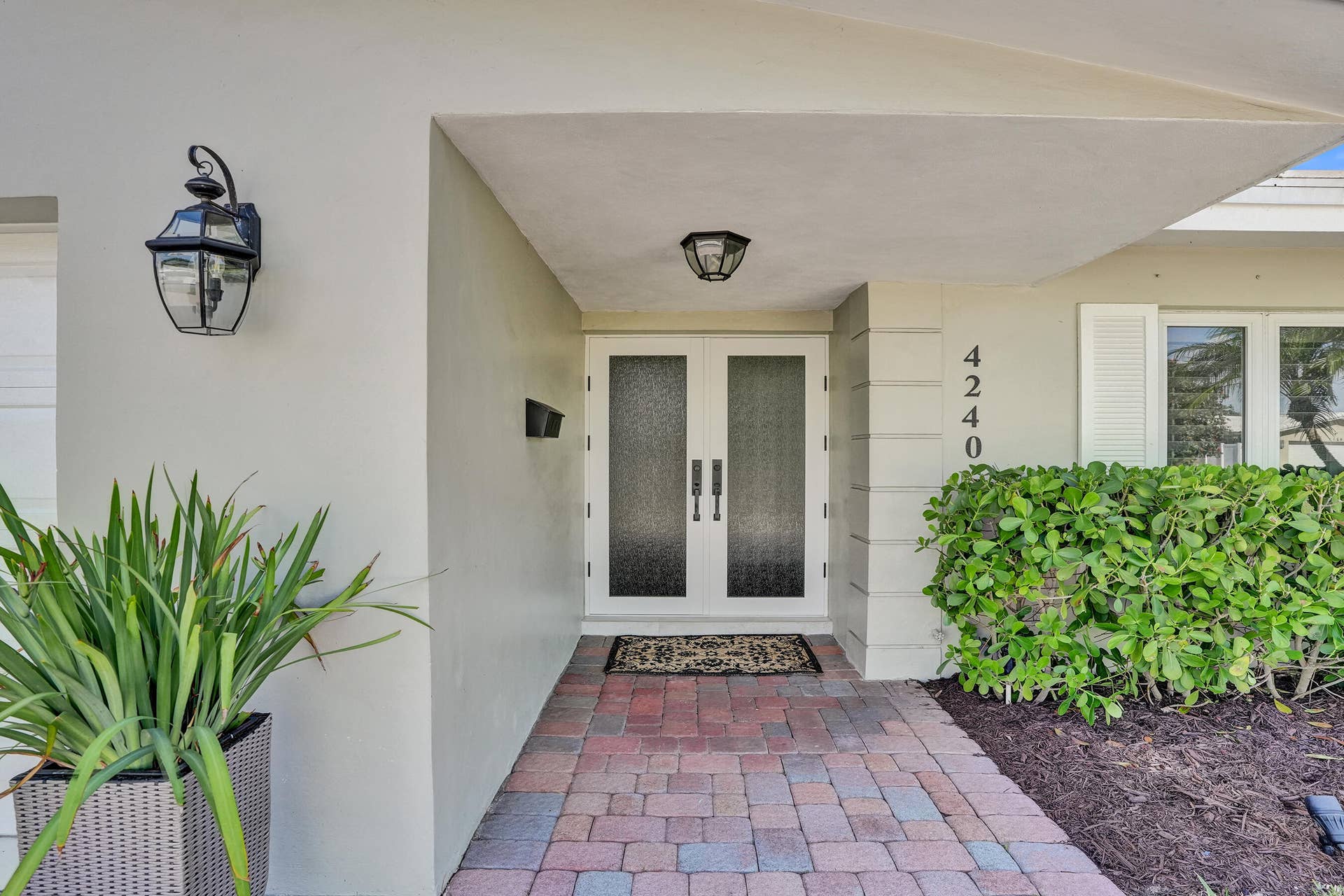 4240 NE 28th Avenue, Fort Lauderdale, FL 33308 Double door entry