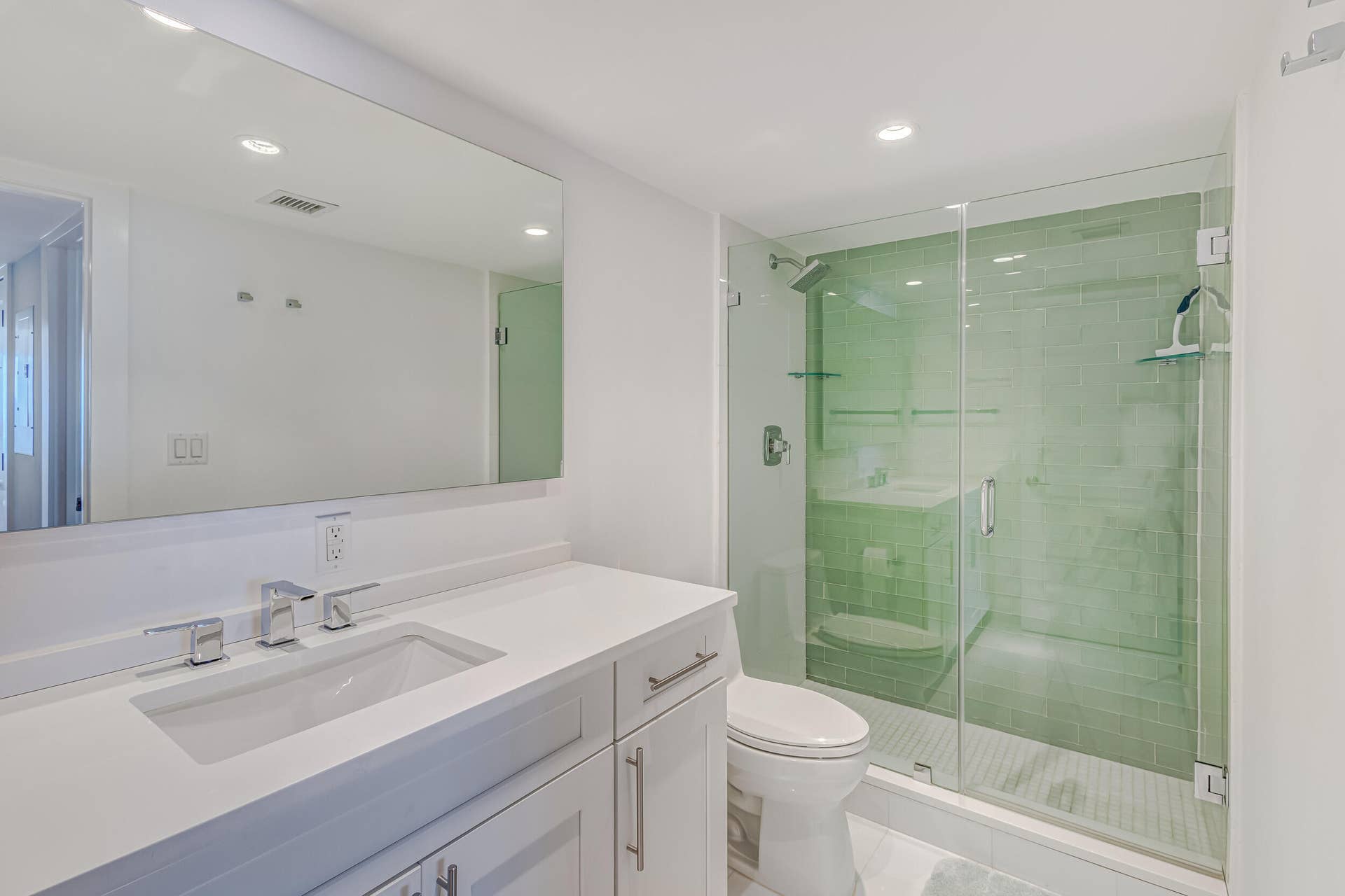 5510 N Ocean Drive, #24d, Singer Island, FL 33404 GUEST BATH
