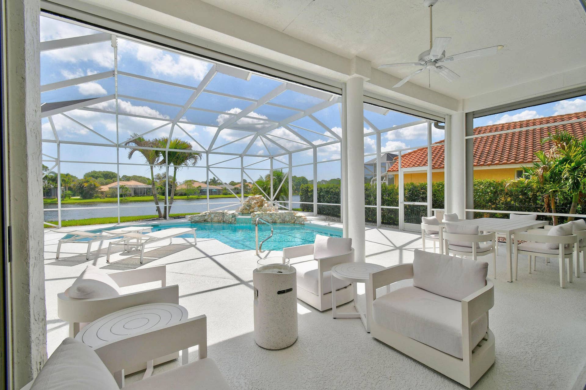 8091SEWoodlakeLane(70)