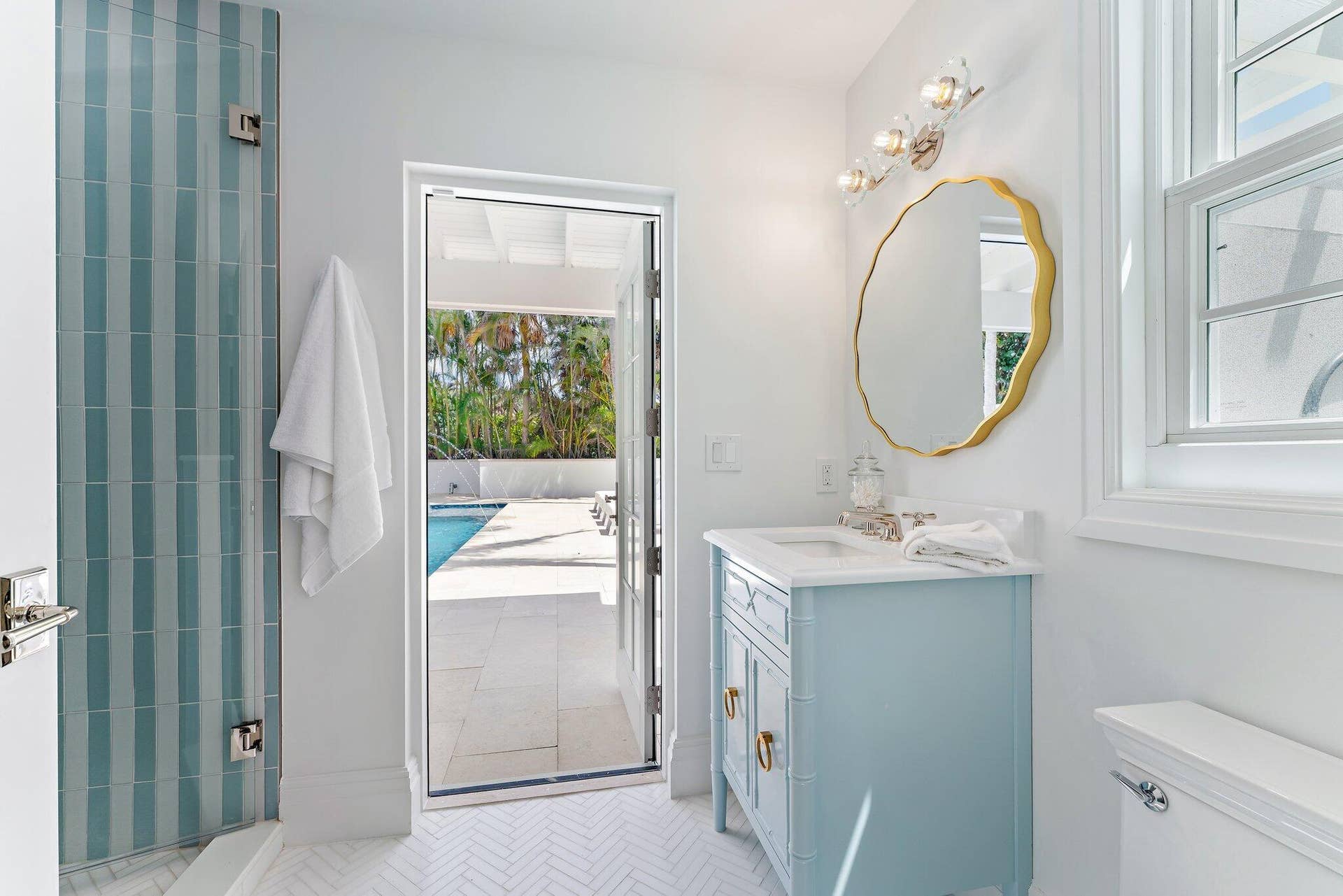 43 N Beach Road, Hobe Sound, FL 33455 Cabana Bath