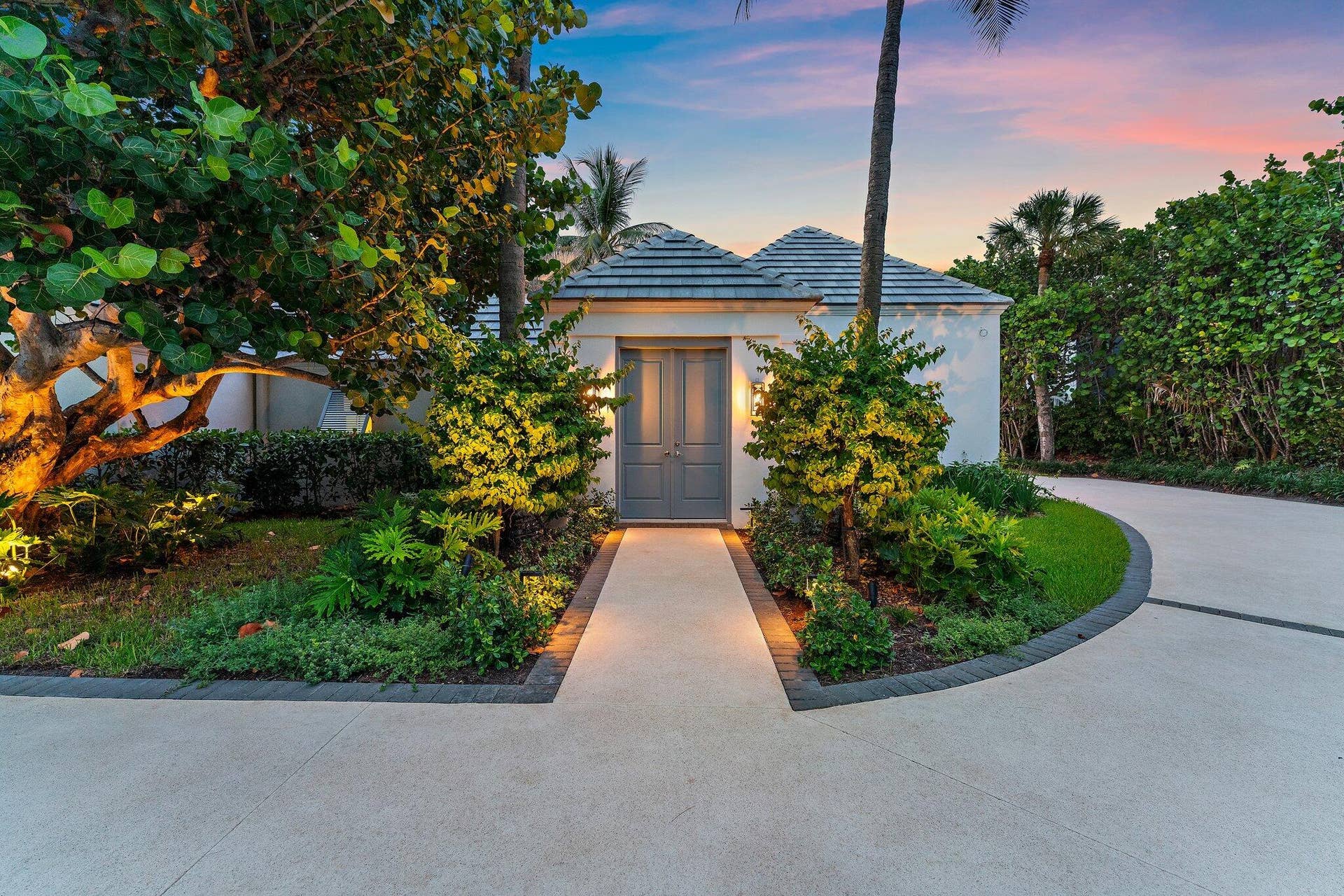 43 N Beach Road, Hobe Sound, FL 33455 Entry to Courtyard