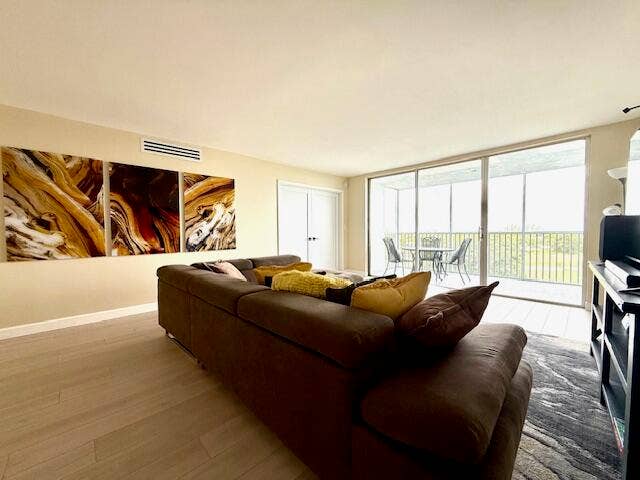 Palm Aire- Living room 5