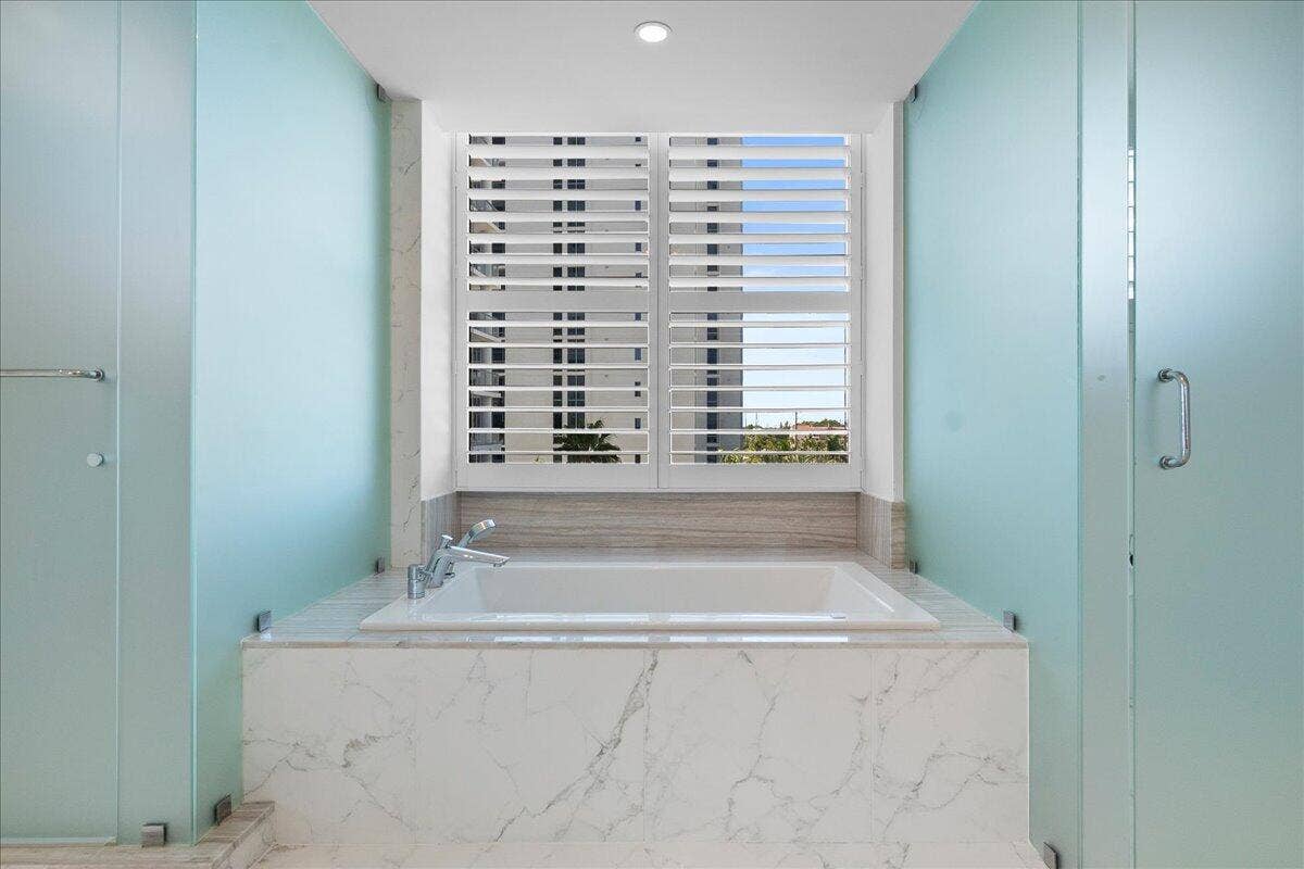 1 Water Club Way, #604, North Palm Beach, FL 33408 Tub