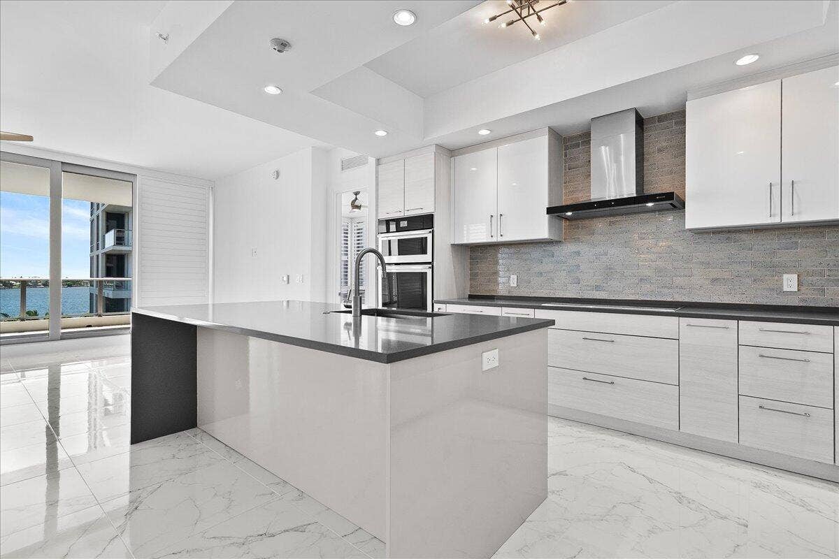 1 Water Club Way, #604, North Palm Beach, FL 33408 Kitchen Island