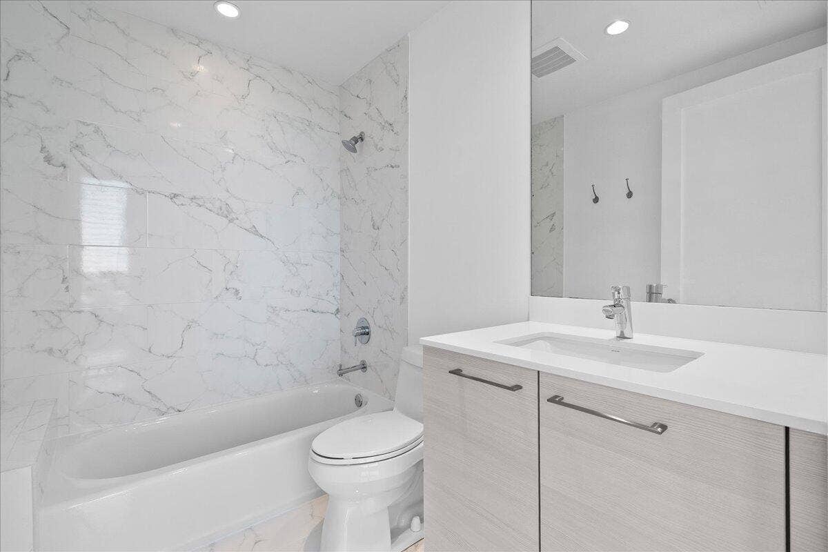 1 Water Club Way, #604, North Palm Beach, FL 33408 Second Bathroom