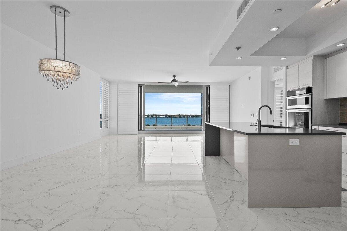 1 Water Club Way, #604, North Palm Beach, FL 33408 Kitchen/dining/living