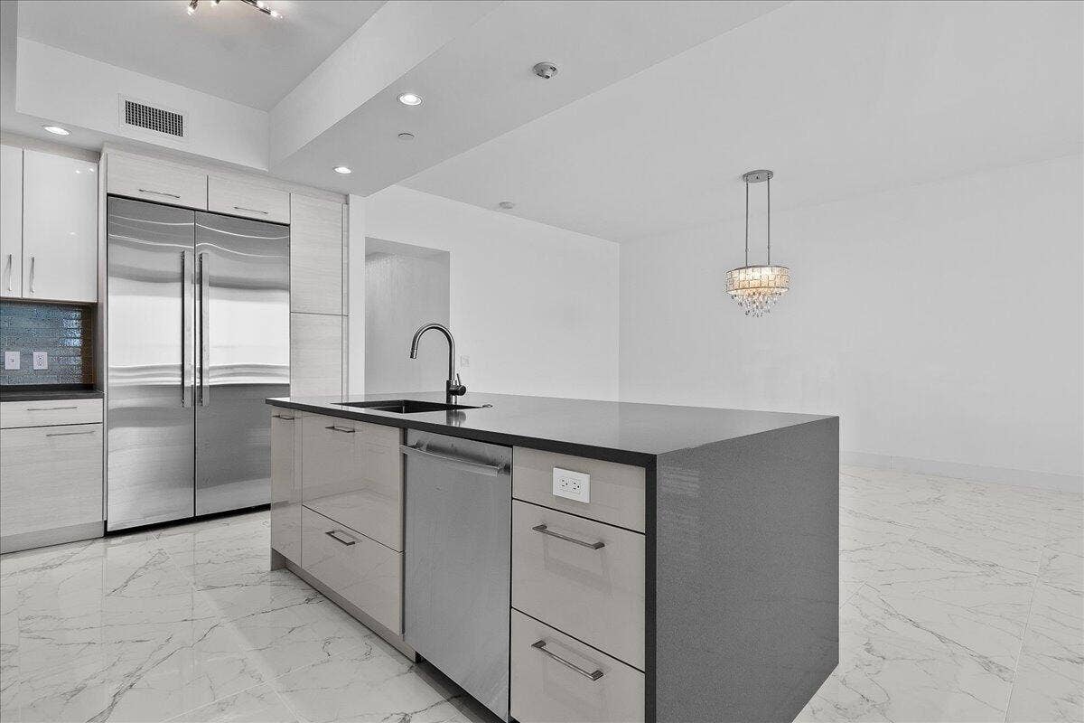 1 Water Club Way, #604, North Palm Beach, FL 33408 Kitchen/dining
