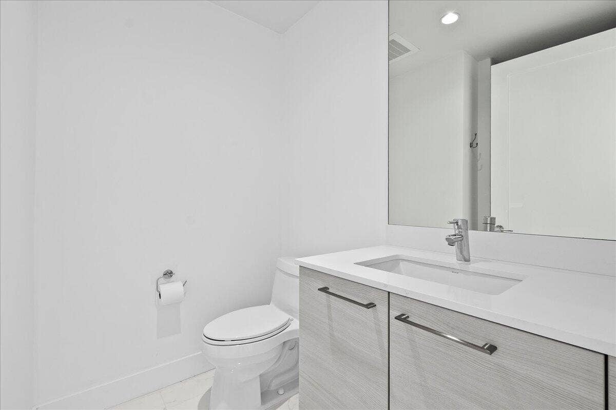 1 Water Club Way, #604, North Palm Beach, FL 33408 Den Bathroom